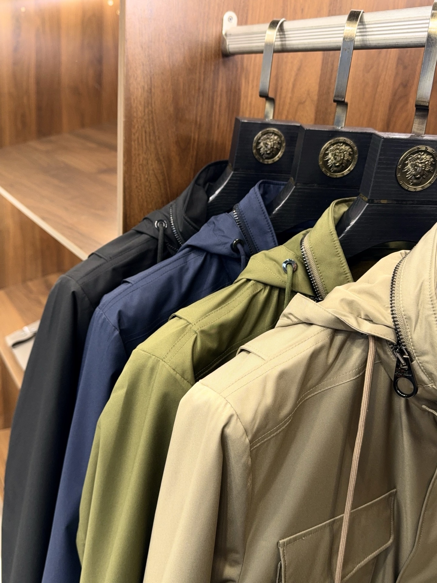 奢品缔造！大腕都爱的通勤款隐藏帽工装四口袋设计可收腰防风中长款风衣式夹克外套奢品通勤夹克，大腕私藏的隐藏