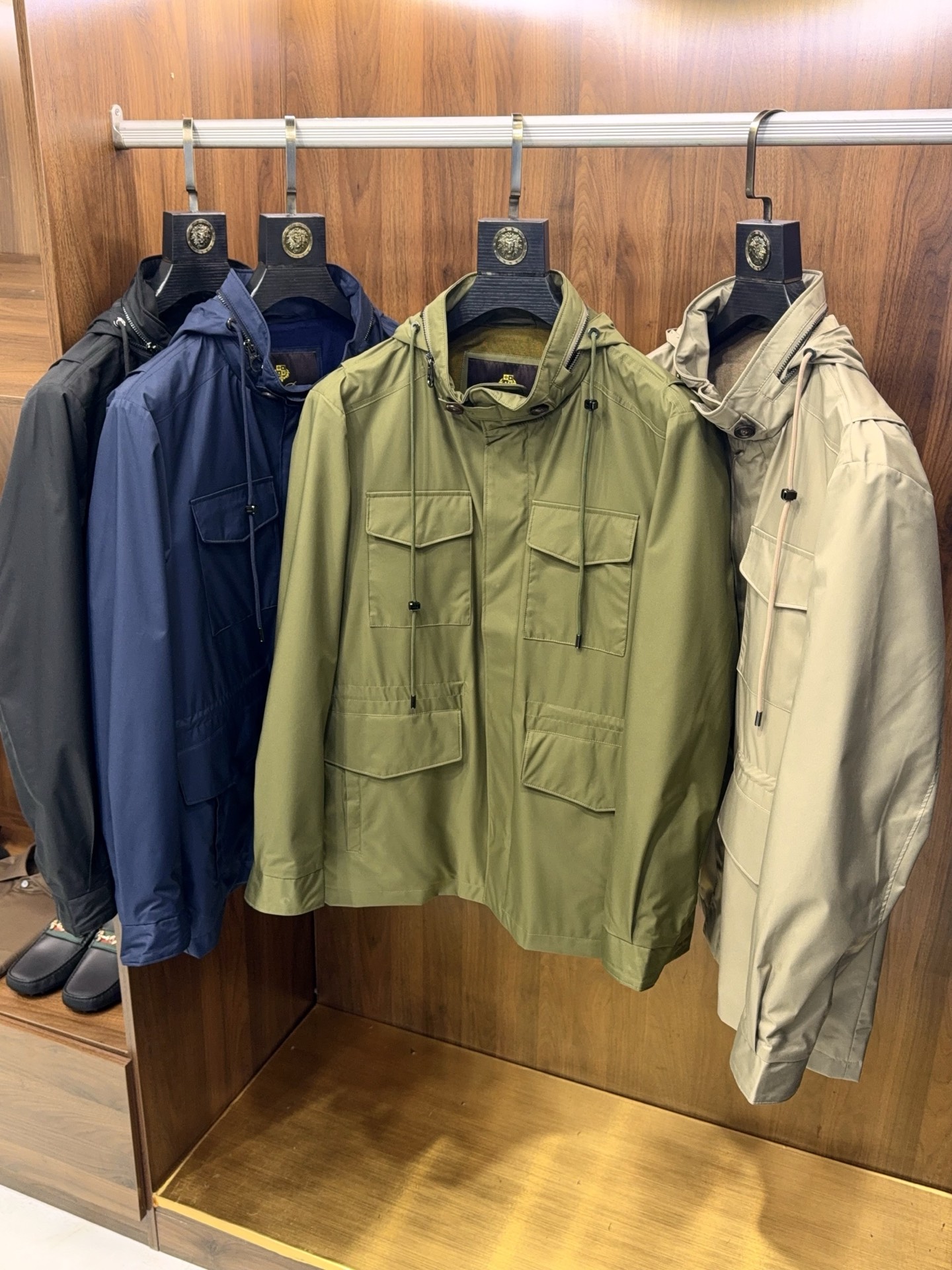 奢品缔造！大腕都爱的通勤款隐藏帽工装四口袋设计可收腰防风中长款风衣式夹克外套奢品通勤夹克，大腕私藏的隐藏