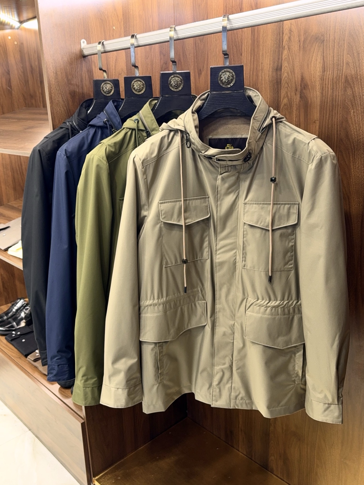 奢品缔造！大腕都爱的通勤款隐藏帽工装四口袋设计可收腰防风中长款风衣式夹克外套奢品通勤夹克，大腕私藏的隐藏