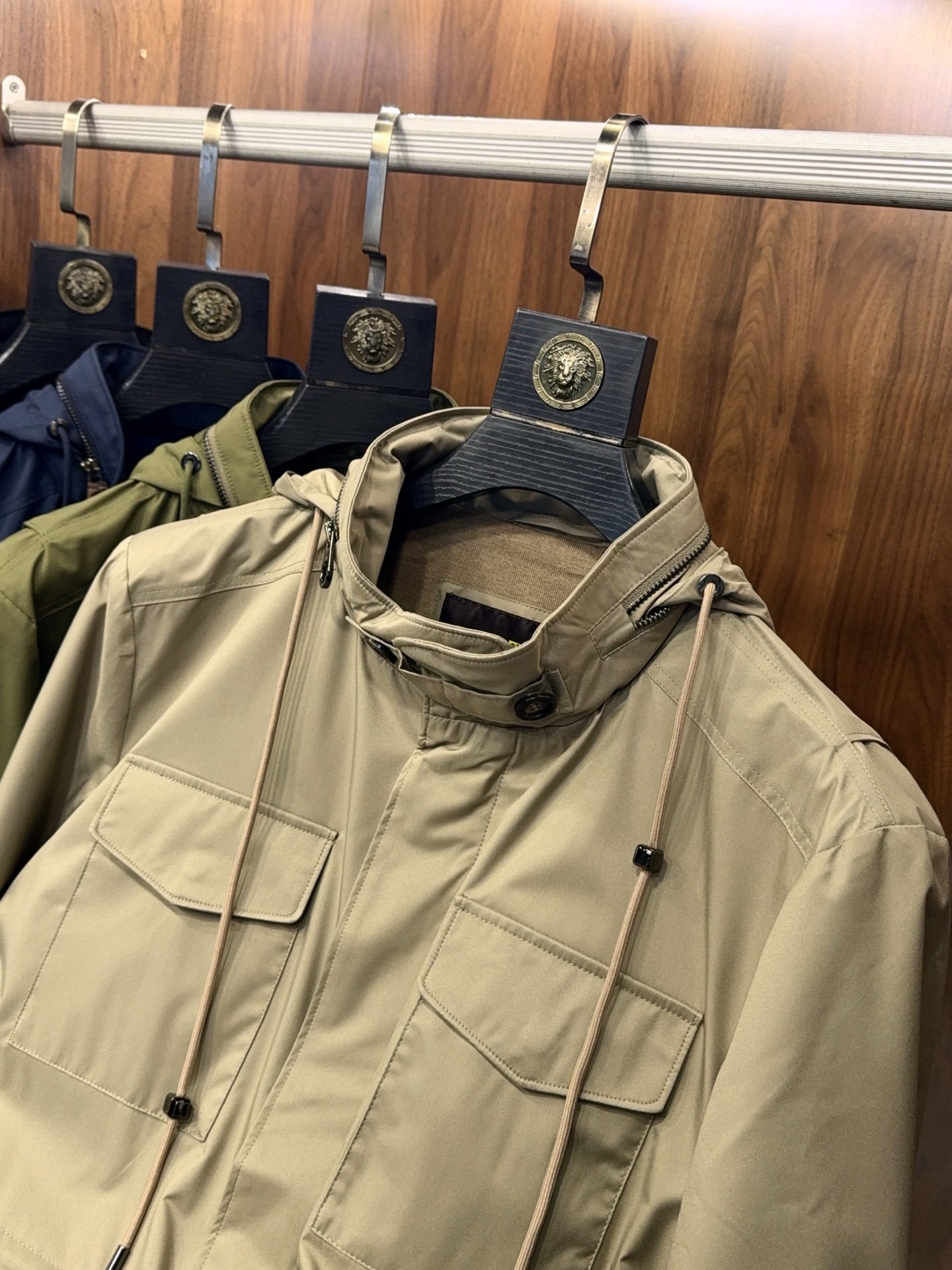 奢品缔造！大腕都爱的通勤款隐藏帽工装四口袋设计可收腰防风中长款风衣式夹克外套奢品通勤夹克，大腕私藏的隐藏