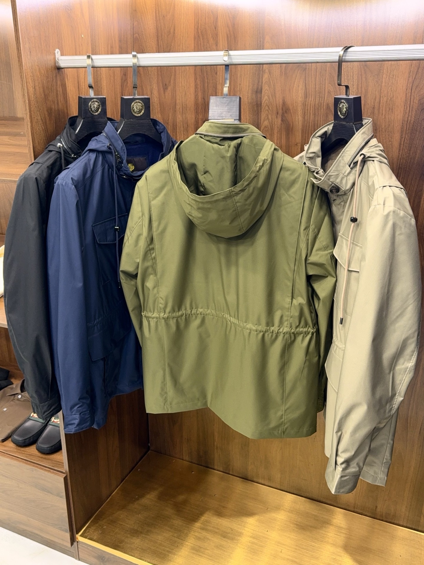 奢品缔造！大腕都爱的通勤款隐藏帽工装四口袋设计可收腰防风中长款风衣式夹克外套奢品通勤夹克，大腕私藏的隐藏