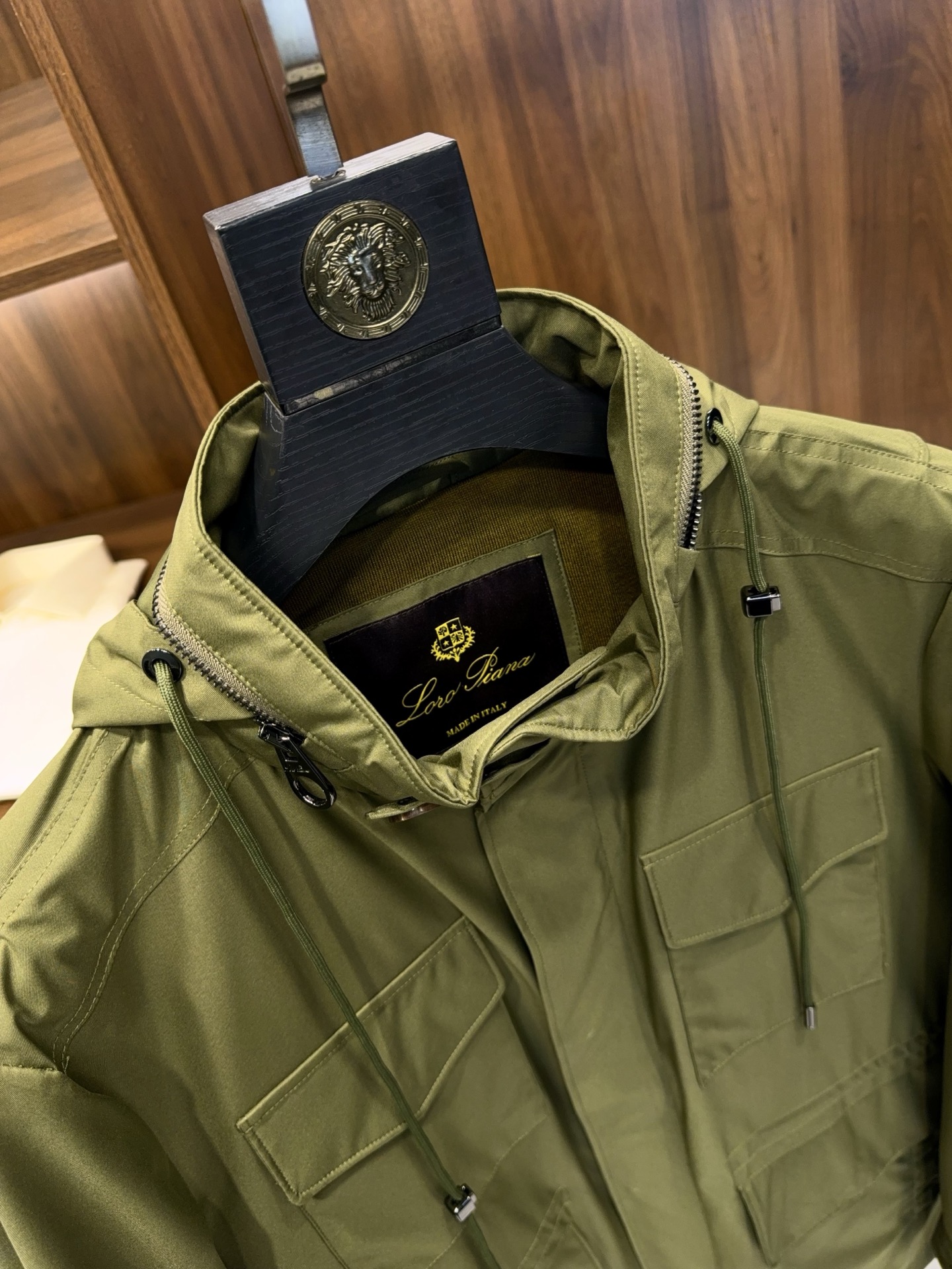 奢品缔造！大腕都爱的通勤款隐藏帽工装四口袋设计可收腰防风中长款风衣式夹克外套奢品通勤夹克，大腕私藏的隐藏