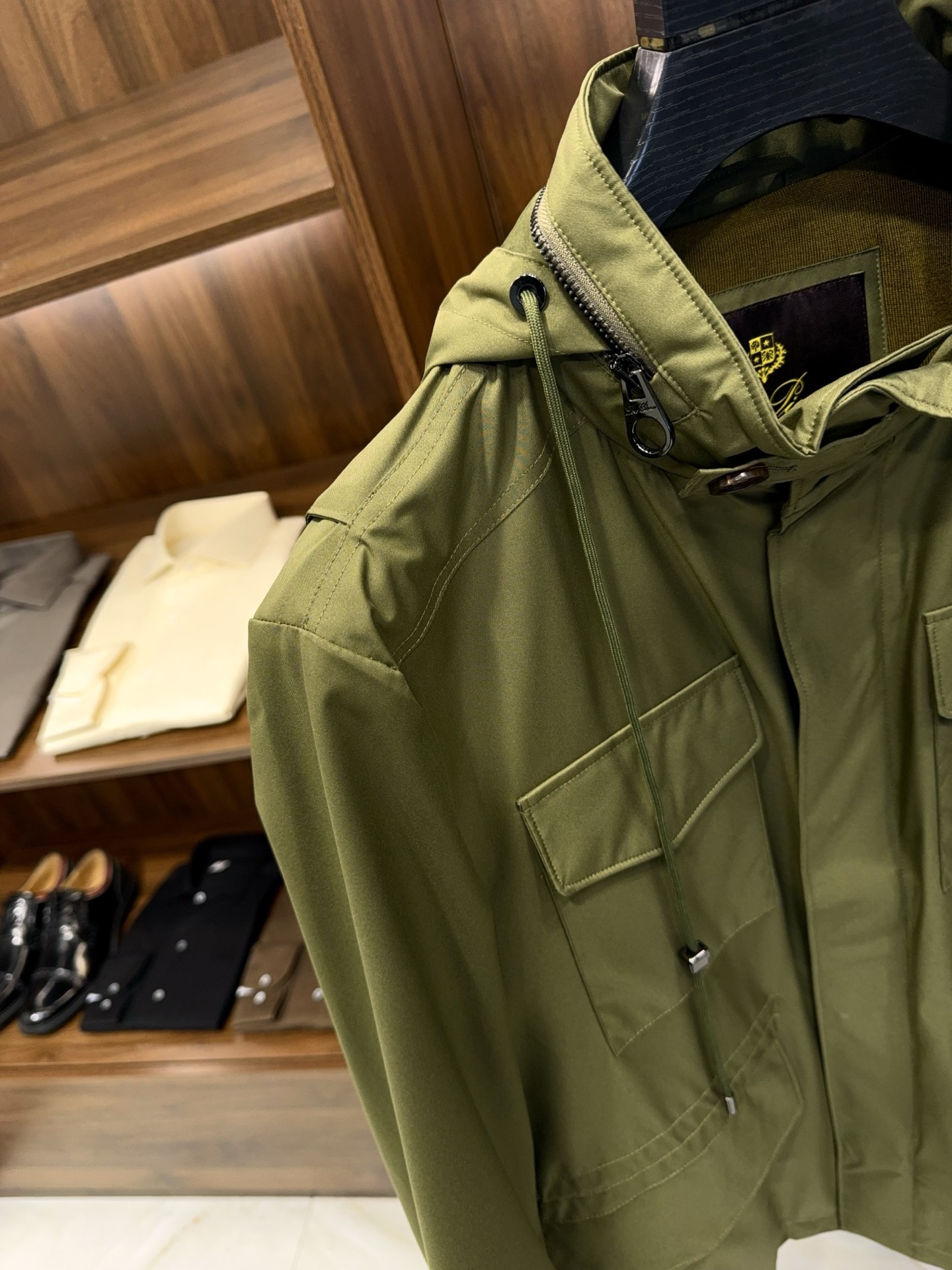 奢品缔造！大腕都爱的通勤款隐藏帽工装四口袋设计可收腰防风中长款风衣式夹克外套奢品通勤夹克，大腕私藏的隐藏