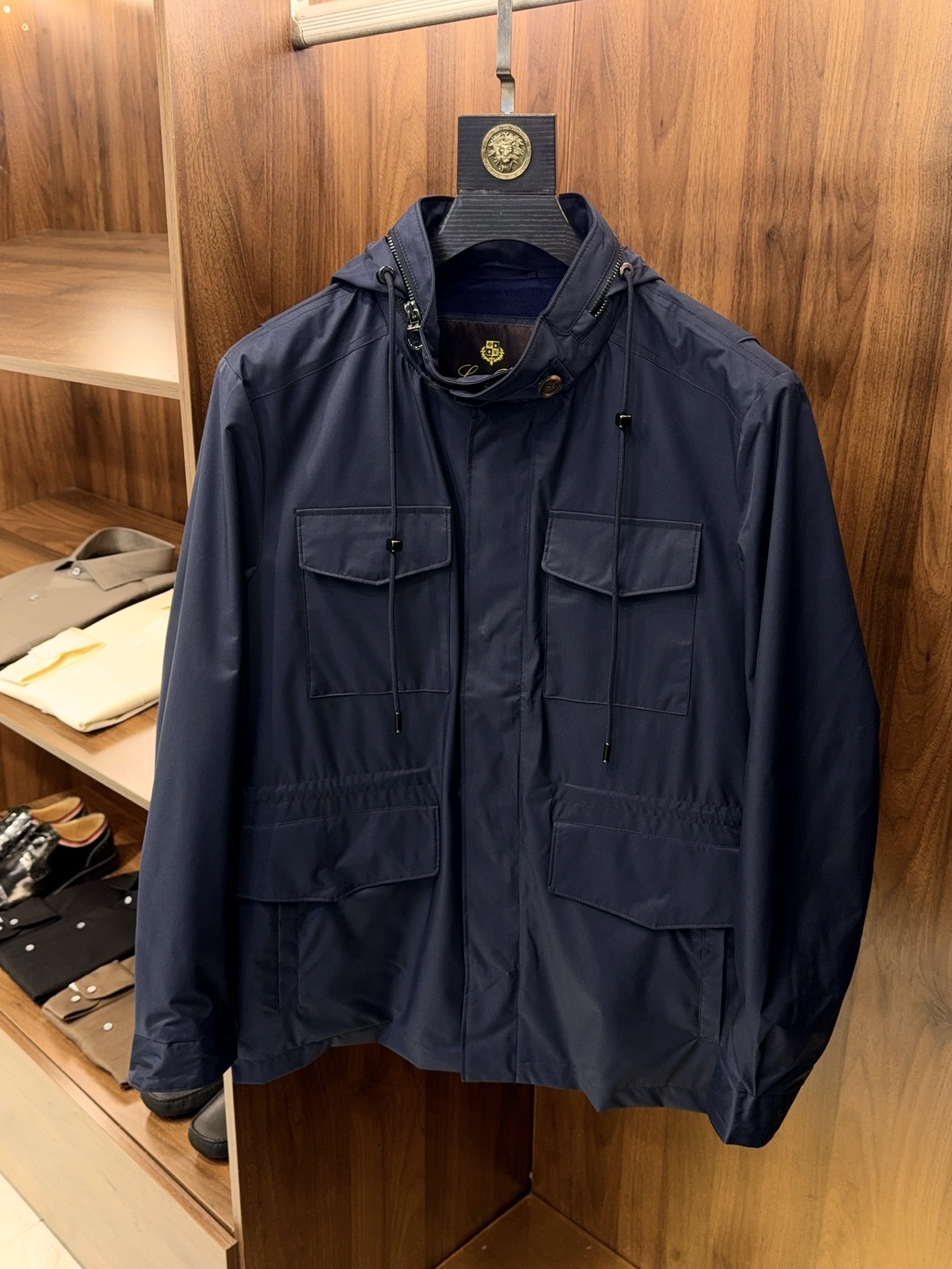 奢品缔造！大腕都爱的通勤款隐藏帽工装四口袋设计可收腰防风中长款风衣式夹克外套奢品通勤夹克，大腕私藏的隐藏