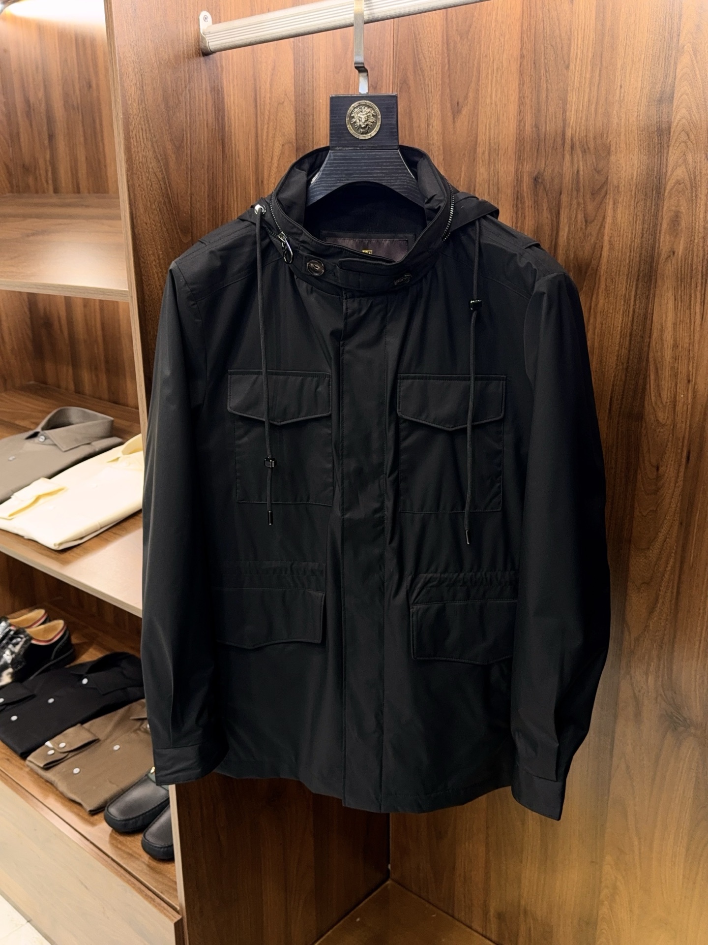 奢品缔造！大腕都爱的通勤款隐藏帽工装四口袋设计可收腰防风中长款风衣式夹克外套奢品通勤夹克，大腕私藏的隐藏