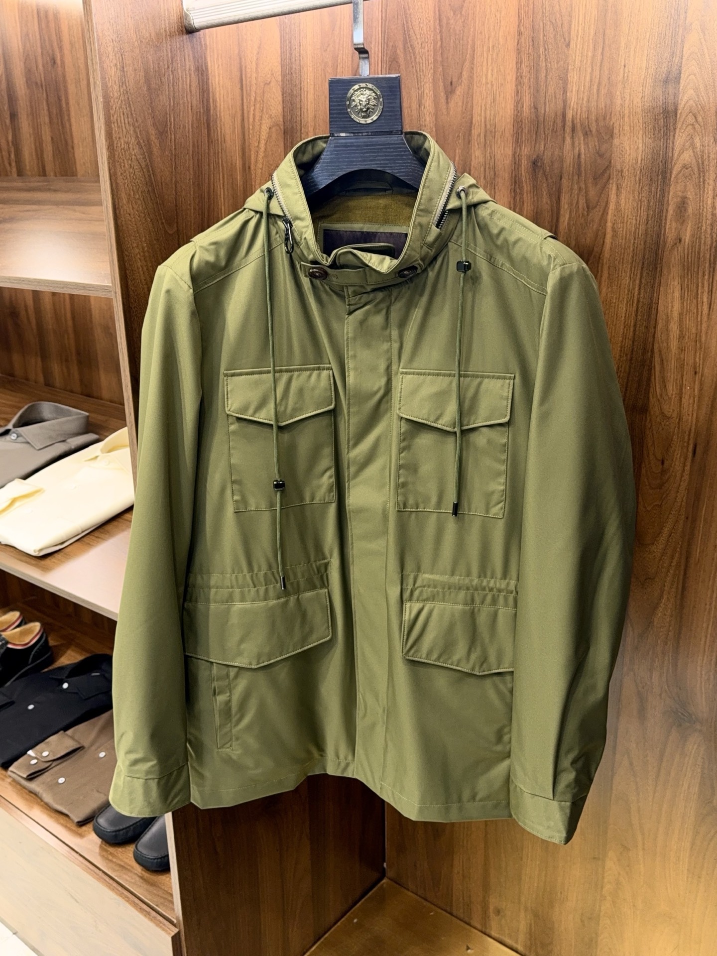 奢品缔造！大腕都爱的通勤款隐藏帽工装四口袋设计可收腰防风中长款风衣式夹克外套奢品通勤夹克，大腕私藏的隐藏