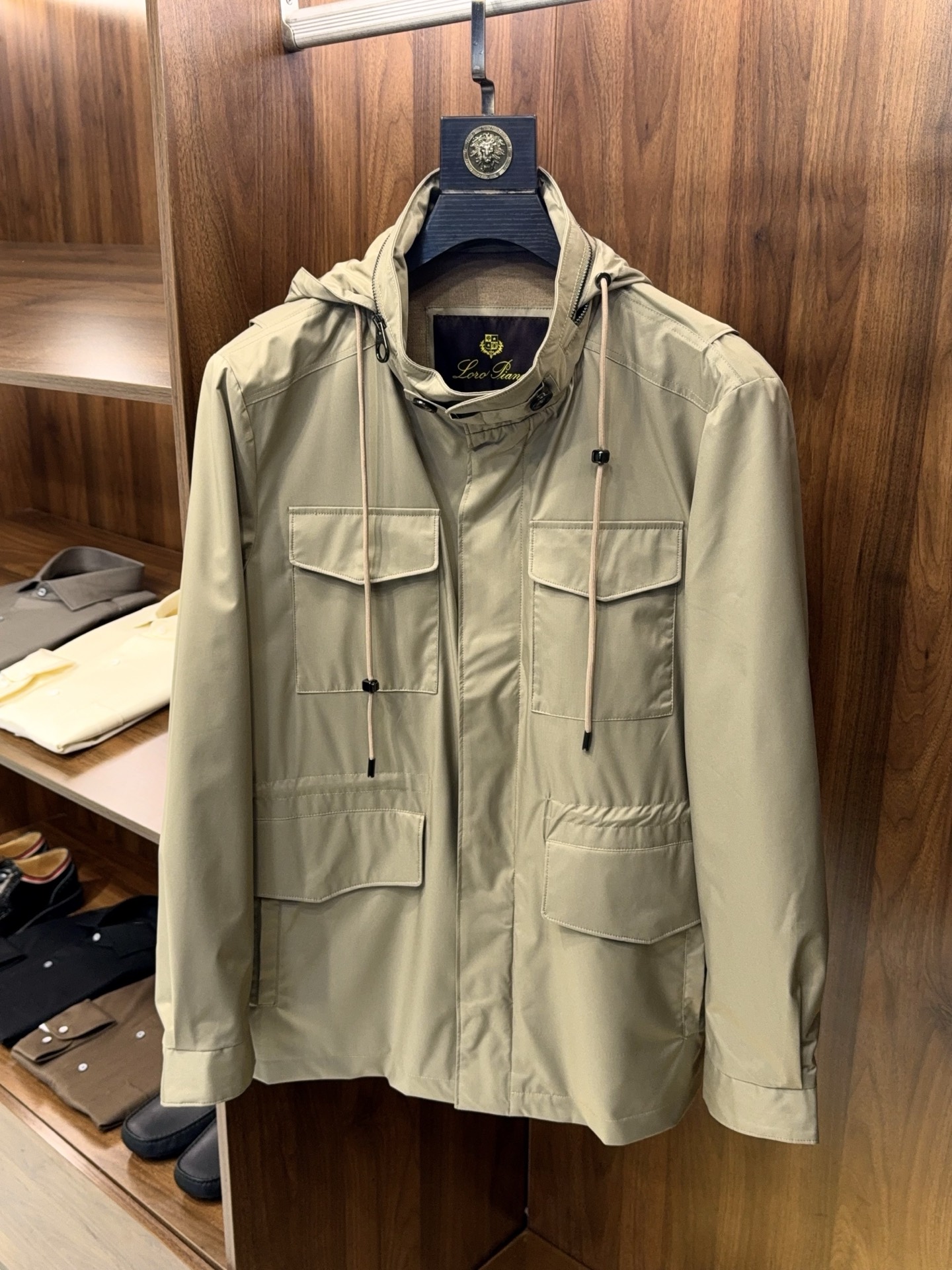 奢品缔造！大腕都爱的通勤款隐藏帽工装四口袋设计可收腰防风中长款风衣式夹克外套奢品通勤夹克，大腕私藏的隐藏