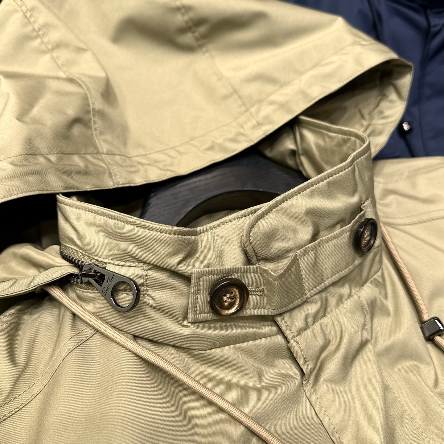 奢品缔造！大腕都爱的通勤款隐藏帽工装四口袋设计可收腰防风中长款风衣式夹克外套奢品通勤夹克，大腕私藏的隐藏
