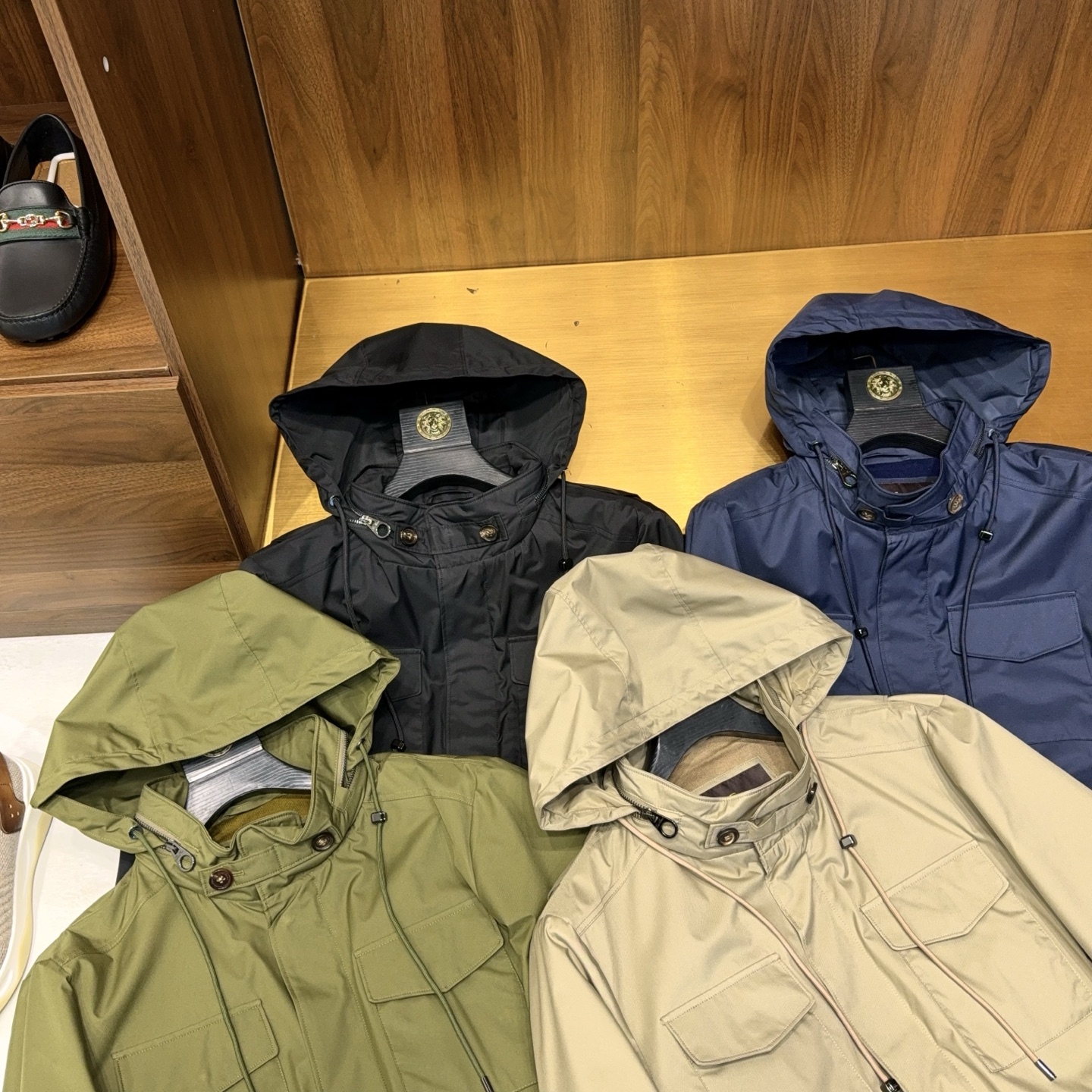 奢品缔造！大腕都爱的通勤款隐藏帽工装四口袋设计可收腰防风中长款风衣式夹克外套奢品通勤夹克，大腕私藏的隐藏