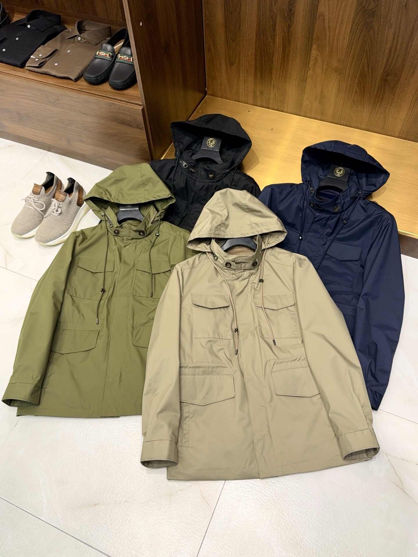 NO:609356,Create luxury products!  The commuter style hidden hood workwear with four pockets is designed to be waist-proof and windproof. The mid-length windbreaker-style jacket is a luxury commuter jacket. It is the hidden style of the big names. When workwear aesthetics meets luxury craftsmanship, this mid-length windbreaker-style jacket has become a hidden commuter style for high-end men - unobtrusive but with its own focus, giving daily wear its own aura of a celebrity.  The hidden hood design is the finishing touch. It is windproof, practical and low-key. When folded, it has a neat windbreaker silhouette. When pulled up, it changes into a casual style. It can be easily switched to cope with changing weather and different occasions. The classic four-pocket workwear layout combines functionality and retro texture. It can easily store commuting items, neatly and without clutter, and the details show taste and ingenuity.  The adjustable waist design is the core highlight. It abandons the bloated feeling of loose jackets and accurately outlines the body lines. It not only retains the upright aura of the windbreaker, but also has the flexibility of the jacket. It can be worn in the golden ratio for both tall and short body shapes. The length of the mid-length is just right, covering the waist and hip area to prevent wind and warmth. Paired with trousers, it is an exquisite choice for business commuting. Paired with jeans, it can unlock the casual style, and can be worn in multiple scenarios to suit multiple scenarios.  The selection of luxurious fabrics is crisp and delicate to the touch, wrinkle-resistant and easy to care for, allowing you to maintain a decent posture even when commuting; tight stitching and exquisite hardware accessories demonstrate luxury-grade craftsmanship, and every detail can withstand scrutiny.  There is no need to deliberately show off, use the casualness of work clothes, the elegance of windbreakers and the texture of luxury goods to redefine men's commuting wear - this hidden hood four-pocket waisted jacket allows you to always maintain a calm style while running to the workplace and daily travels, becoming a low-key but hard-to-ignore existence among the crowd. M-3XL (arrives the next day),,jeans,jackets & coats,jackets & coats,gold,hats,alexander wang19860909奢品缔造！大腕都爱的通勤款隐藏帽工装四口袋设计可收腰防风中长款风衣式夹克外套奢品通勤夹克,大腕私藏的隐藏式格调. 当工装美学邂逅奢品工艺,这款中长款风衣式夹克,成为高阶男士的通勤隐藏款——不张扬却自带焦点,让日常穿搭自带大腕气场. 隐藏式连帽设计是点睛之笔,防风实用且低调内敛,翻折时是利落风衣轮廓,拉起时秒变随性型格,应对多变天气与不同场合切换自如.经典四口袋工装布局,兼顾功能性与复古质感,随手收纳通勤物件,利落不拖沓,细节处彰显品味巧思. 可调节收腰设计是核心亮点,摒弃宽松夹克的臃肿感,精准勾勒身形线条,既保留风衣的挺拔气场,又兼具夹克的灵活自在,高矮身形皆能穿出黄金比例.中长款长度恰到好处,覆盖腰臀区域防风保暖,搭配西裤是商务通勤的精致之选,配牛仔裤又能解锁休闲格调,一衣多穿适配多元场景. 甄选奢级面料,触感挺括细腻,抗皱易打理,通勤奔波亦能保持体面姿态；严密缝线与精致五金配件,彰显奢品级匠心工艺,每一处细节都经得起推敲. 无需刻意张扬,用工装的随性、风衣的优雅与奢品的质感,重新定义男士通勤穿搭——这款隐藏帽四口袋收腰夹克,让你在奔波职场与日常出行中,始终保持从容格调,成为人群中低调却难被忽视的存在.M-3XL（隔天到货）,,jeans,jackets & coats,jackets & coats,gold,hats,alexander wang,Men's clothing