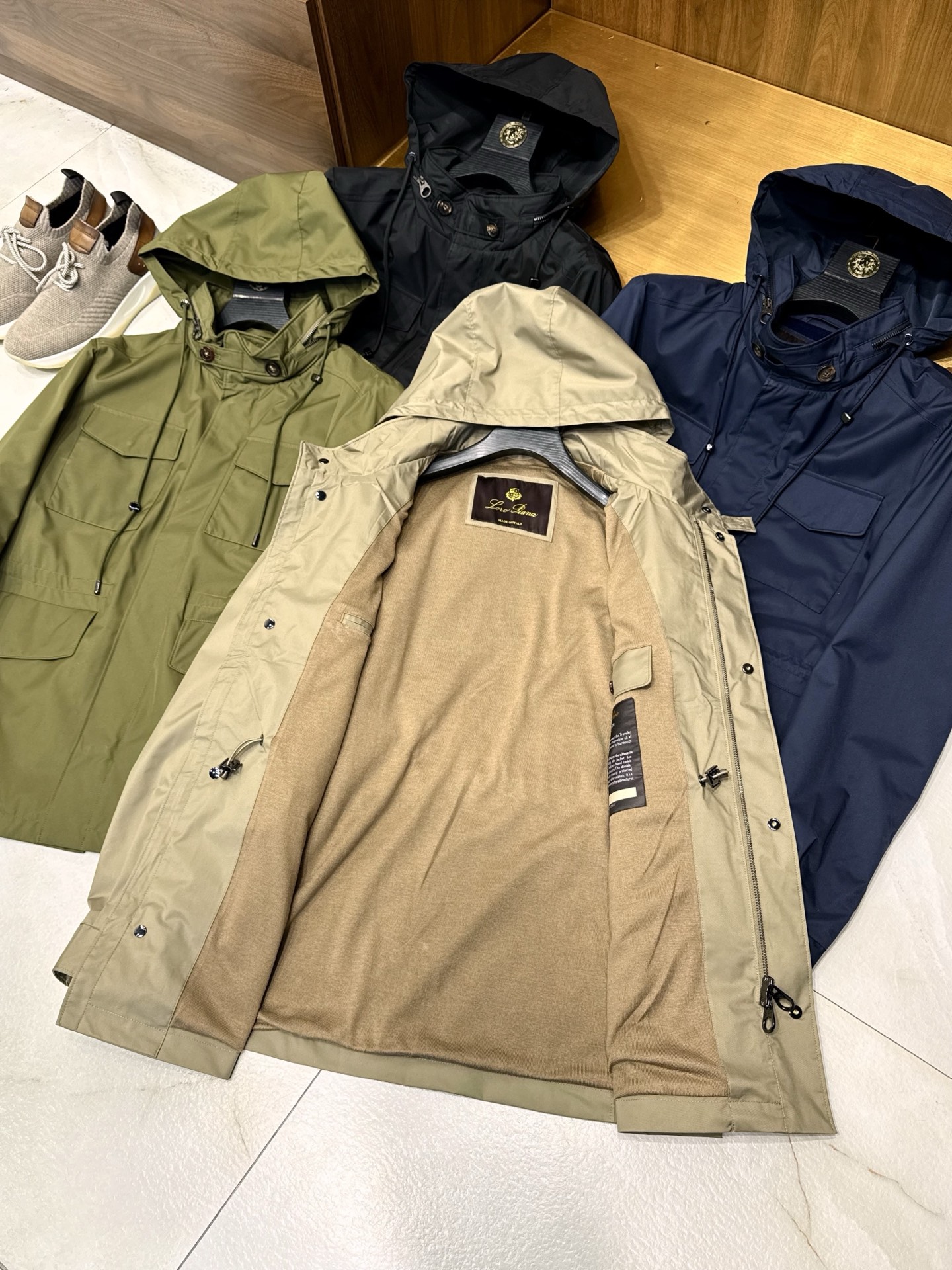 奢品缔造！大腕都爱的通勤款隐藏帽工装四口袋设计可收腰防风中长款风衣式夹克外套奢品通勤夹克，大腕私藏的隐藏