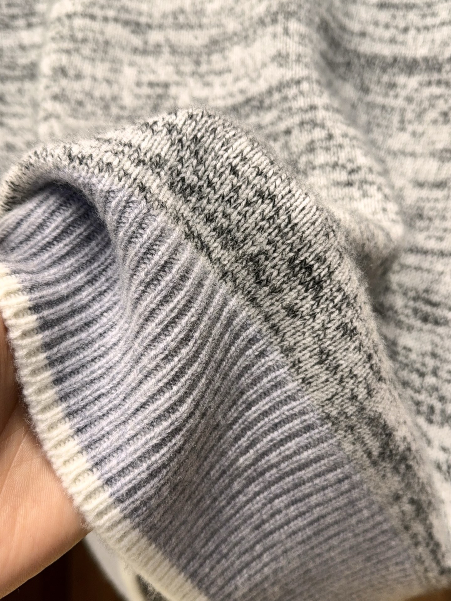 减龄撞色螺口！lP🆕家色织花纱工艺甄选黄金比例含35%羊绒65%羊毛精纺纱线圆领羊绒衫奢级减龄款！lP🆕