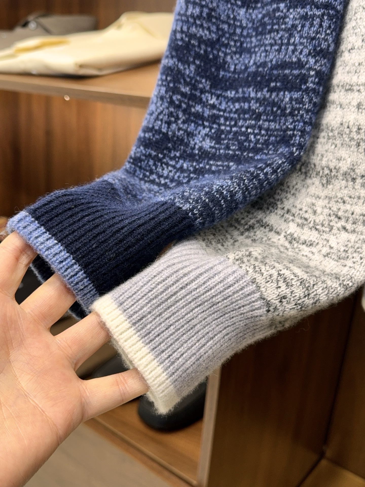 减龄撞色螺口！lP🆕家色织花纱工艺甄选黄金比例含35%羊绒65%羊毛精纺纱线圆领羊绒衫奢级减龄款！lP🆕