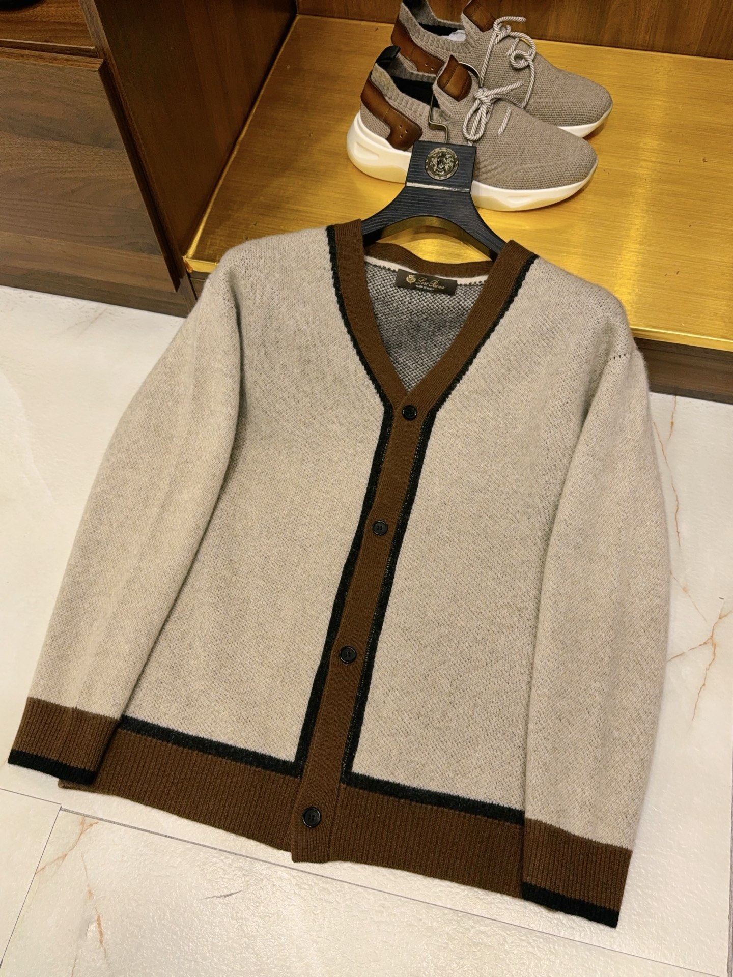 NO:611529,【Exquisite three-dimensional V-neck design!  Select high-quality natural cashmere 35% 65% wool worsted yarn with contrasting color placket and screw-button style cashmere cardigan] Men's V-neck cashmere cardigan, exquisite three-dimensional tailoring, natural velvet feel warm autumn and winter.  When sophistication meets natural cashmere, this men's V-neck cashmere cardigan has the confidence to heal autumn and winter. It selects high-quality worsted yarn with a golden ratio of 35 cashmere and 65 wool. The fibers are intertwined with the softness and skin-friendlyness of cashmere, but without losing the stiffness and shape of wool. It feels as delicate as a cloud wrapper, and the upper body is as light as nothing but full of warmth. It is not easy to deform and pill after long-term wear.  The three-dimensional cut V-neck is the finishing touch. The curvature and depth of the neckline are precisely controlled, which not only modifies the neck line, lengthens the shoulder-neck ratio, makes the face more neat and three-dimensional, but also avoids over-exposure, taking into account elegance and decency. The contrasting placket design breaks the monotony of solid colors, and the low-key contrasting colors create a sense of layering. The screw-cuff cuffs and hem fit the body shape without being tight, allowing for freedom of movement while locking in warmth. The details are full of ingenuity.  The classic button design is easy to put on and take off. It can be worn alone to show a simple style, or it can be worn with a shirt or a high collar to create a multi-layered look. It can be easily controlled whether it is for workplace commuting, daily leisure or light business occasions. From fabric selection to craftsmanship, every detail hides exquisite codes, allowing you to keep warm and comfortable in autumn and winter, and stand out with its low-key texture. M-3XL,,shirts,gold,alexander wang19860909【精致立体V领设计！甄选优质天然含35羊绒65羊毛精纺纱线撞色门襟螺口纽扣款羊绒开衫】男士V领羊绒开衫,精致立体剪裁,天然绒感暖愈秋冬. 当精致主义遇上天然绒感,这款男士V领羊绒开衫便有了治愈秋冬的底气.甄选35羊绒与65羊毛黄金配比的优质精纺纱线,纤维交织间既有羊绒的软糯亲肤,又不失羊毛的挺括有型,触感细腻如云朵包裹,上身轻若无物却暖意十足,久穿不易变形起球. 立体剪裁的V领是点睛之笔,精准拿捏领口弧度与深度,既修饰颈部线条、拉长肩颈比例,让脸型更显利落立体,又避免过度暴露,兼顾优雅与得体.撞色门襟设计打破纯色单调,低调撞色碰撞出层次感,螺口袖口与下摆贴合身形不紧绷,活动自如的同时锁住暖意,细节处尽显巧思. 经典纽扣款设计方便穿脱,可单穿彰显简约格调,也能内搭衬衫、高领打底打造多层次穿搭,无论是职场通勤、日常休闲还是轻商务场合,都能轻松驾驭.从面料甄选到工艺打磨,每一处细节都暗藏精致密码,让你在秋冬季节既保暖舒适,又能凭借低调质感脱颖而出.M-3XL,,shirts,gold,alexander wang,Men's clothing