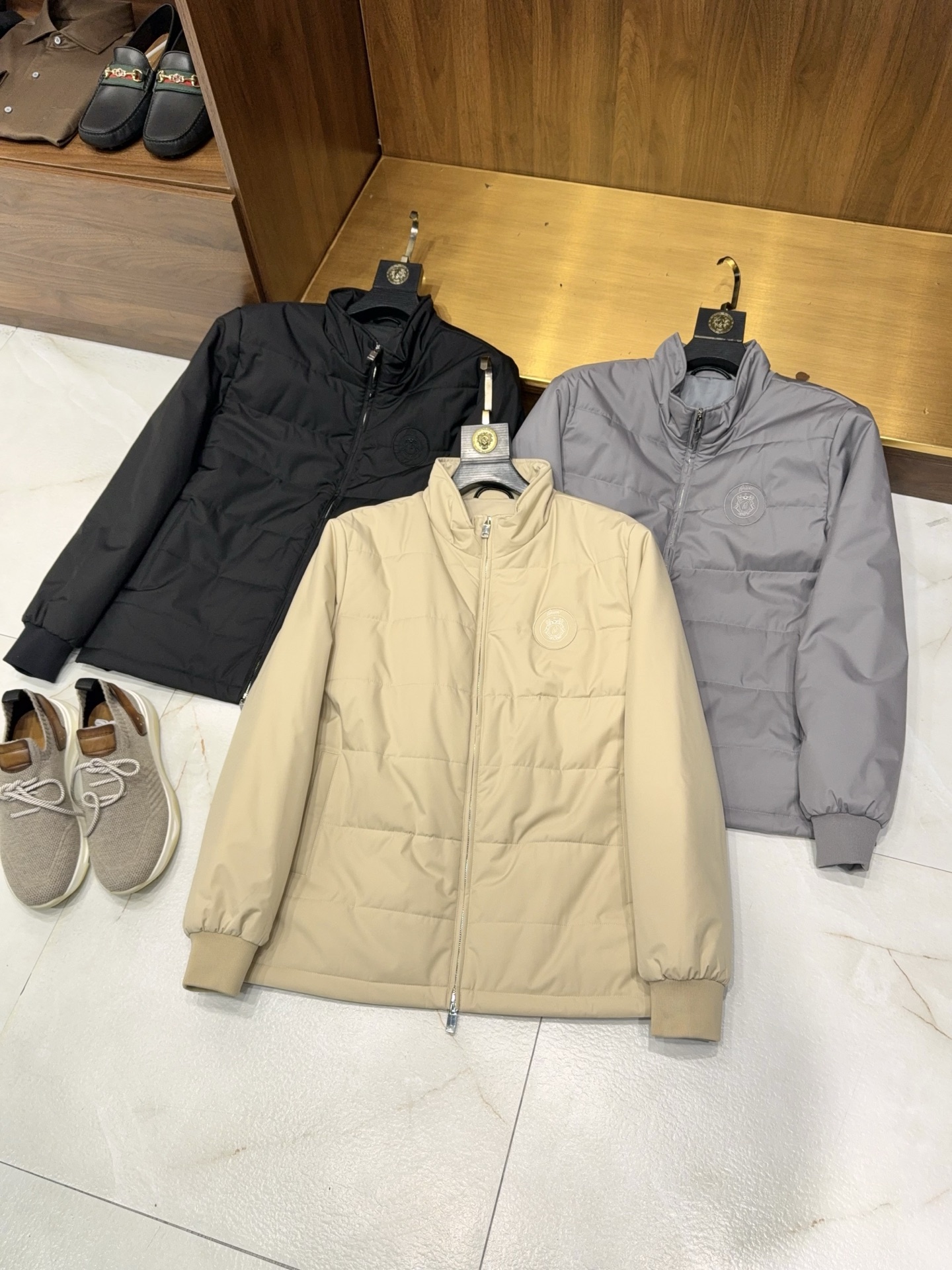 NO:611534,[High-density woven wool and cashmere fabric with three-dimensional embroidery badges, filled with light and thin cotton stand-up collar jacket] Men's stand-up collar embroidered jacket with high-density wool and cashmere blend, a new style of lightness and warmth.  When the delicate texture of high-density woven wool and cashmere meets the exquisite ingenuity of three-dimensional embroidered badges, this stand-collar cotton jacket creates a winter outfit choice for urban men that combines warmth and style. Selected wool and cashmere blended fabrics, endowed with high-density weaving technology  The fabric has a crisp outline, feels soft and skin-friendly but is not easily deformed, and has a natural texture and high-end luster. The interior is filled with light and thin cotton, eliminating bulk and cumbersomeness, locking in warmth while maintaining a neat figure, making daily commuting or leisure travel hassle-free.  The stand-up collar design is classic and neat, fitting the neck at just the right height. It is windproof and warm while modifying the lines of the shoulders and neck, showing a straight and upright posture. The three-dimensional embroidered badge on the chest is the finishing touch. The stitching is delicate and full, and the pattern is simple but not simple. It injects individual details into the solid color base to avoid dullness while highlighting the low profile.  Tasteful. The neat cut of the jacket is suitable for a variety of body shapes. The lines are smooth and not draggy. It can be matched with a shirt to show the elegant style. The knitted sweater underneath makes it more casual. It can be easily controlled whether it is commuting to the workplace, walking in the city or traveling on the weekend. It has become a practical and beautiful tool in the winter wardrobe.  From the selection of fabrics to the polishing of details, every detail is hidden with ingenuity. The high-density fabrics are wrinkle-resistant and easy to care for. The natural breathability of wool and cashmere bids farewell to stuffiness. The light cotton filling combines warmth and portability. The three-dimensional embroidered badge gives the item a unique memory point. No need for complicated matching, one piece can show a man's calm texture and refined attitude. In the increasingly cold season, it not only protects warmth, but also maintains style and charm. M-3XL arrives the next day, jackets  & coats,jackets & coats,shirts,alexander wang19860909【立体刺绣徽章款高密织羊毛羊绒面料填充轻薄薄棉立领夹克款棉衣外套】男士立领刺绣夹克棉衣,高密羊毛羊绒混纺,轻薄保暖新格调. 当高密织羊毛羊绒的细腻质感,邂逅立体刺绣徽章的精致巧思,这款立领夹克款棉衣,为都市男士打造兼具温度与格调的冬日穿搭选择.精选羊毛与羊绒混纺面料,高密织造工艺赋予面料挺括轮廓,触感软糯亲肤却不易变形,自带天然肌理质感与高级光泽；内里填充轻薄薄棉,摒弃臃肿累赘,在锁住暖意的同时保持利落身形,日常通勤或休闲出行皆无负担. 立领设计经典利落,恰到好处的高度贴合脖颈,防风保暖的同时修饰肩颈线条,尽显挺拔身姿；胸前立体刺绣徽章是点睛之笔,针脚细腻饱满,图案简约而不简单,为纯色基底注入个性细节,避免沉闷感的同时彰显低调品味.利落的夹克剪裁适配多种身形,线条流畅不拖沓,搭配衬衫彰显儒雅格调,内搭针织衫更添休闲随性,无论是职场通勤、城市漫步还是周末出游,都能轻松驾驭,成为冬日衣橱里实用与颜值兼备的穿搭利器. 从面料甄选到细节打磨,每一处都暗藏匠心高密面料抗皱易打理,羊毛羊绒的天然透气属性告别闷热感,轻薄棉填充兼顾保暖与便携性,立体刺绣徽章则赋予单品独特记忆点.无需繁复搭配,一件便能穿出男士的沉稳质感与精致态度,在寒意渐浓的季节,既守护温暖,又不失型格魅力.M-3XL 隔天到货,,jackets & coats,jackets & coats,shirts,alexander wang,Men's clothing