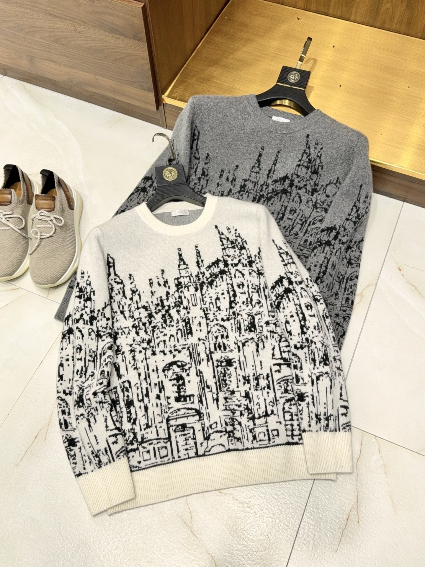 NO:611495,【The charm of Edinburgh!  New product technology A yarn cashmere B yarn cashmere mulberry silk three-dimensional jacquard round-neck cashmere sweater] Edinburgh gentleman style, three-dimensional jacquard round-neck cashmere sweater, unlocking the high-end texture in autumn and winter.  When the fog of Edinburgh meets high-end knitting craftsmanship, a cashmere sweater that hides the British philosophy of elegance and comfort is born. The softness and delicacy of selected A yarn cashmere and the stiff texture of B yarn cashmere are intertwined with the soft luster of mulberry silk. The three luxurious materials collide to create an extraordinary tactile experience - the cloud-wrapped feeling of cashmere when lightly attached to the skin, and the smooth and unconstrained feeling of mulberry silk during movement. It will not be easily deformed after being worn for a long time, and always maintain a neat silhouette.  The three-dimensional jacquard craftsmanship is the finishing touch, abandoning exaggerated designs and using delicate lines to outline a low-key texture on the body. The soft layers are reflected under the light, which avoids the monotony of solid colors and is not ostentatious. It is just like the restrained edge of an Edinburgh gentleman. The classic round-neck tailoring is suitable for various scenes, and the inner shirt highlights the sense of sophistication in the workplace. Wear it alone to show a sense of daily relaxation. Whether you are strolling on the street or commuting for business, you can stand out with the right style.  From yarn selection to jacquard weaving, every process adheres to the standards of craftsmanship. The golden ratio of A/B double yarn cashmere ensures a balance of warmth and breathability, and the addition of mulberry silk adds anti-wrinkle properties and skin-friendliness. In the autumn and winter wardrobe, a piece that combines texture and  Cashmere sweaters with style and comfort are the perfect choice for men to resist the cold and show off their taste, allowing Edinburgh's elegant genes to be integrated into every everyday outfit. M-3XL,,shirts,gold,alexander  wang19860909【爱丁堡的魅力！新品工艺A纱羊绒B纱羊绒桑蚕丝立体提花圆领羊绒衫】爱丁堡绅士格调,立体提花圆领羊绒衫,解锁秋冬高阶质感. 当爱丁堡的雾霭邂逅高阶针织工艺,一件藏着英伦优雅与舒适哲学的羊绒衫由此诞生.精选A纱羊绒的软糯细腻与B纱羊绒的挺括肌理,交织桑蚕丝的柔润光泽,三重奢材碰撞出超越寻常的触感体验——轻贴肌肤时是羊绒的云朵包裹感,活动间是桑蚕丝的顺滑无束缚,久穿不易变形,始终保持利落版型. 立体提花工艺是点睛之笔,摒弃浮夸设计,以细腻纹路在衣身勾勒低调肌理,灯光下折射出柔和层次,既避免了纯色的单调,又不张扬刻意,恰如爱丁堡绅士的内敛锋芒.经典圆领剪裁适配多元场景,内搭衬衫凸显职场精致感,单穿展现日常松弛感,无论是漫步街头还是商务通勤,都能凭借恰到好处的格调脱颖而出. 从纱线甄选到提花编织,每一道工序都恪守匠心标准,A/B双纱羊绒的黄金配比保障保暖性与透气性平衡,桑蚕丝的加入更添抗皱属性与亲肤度.秋冬衣橱里,一件兼具质感、格调与舒适度的羊绒衫,正是男士抵御寒意、彰显品味的不二之选,让爱丁堡的优雅基因,融入每一次穿搭日常.M-3XL,,shirts,gold,alexander wang,Men's clothing