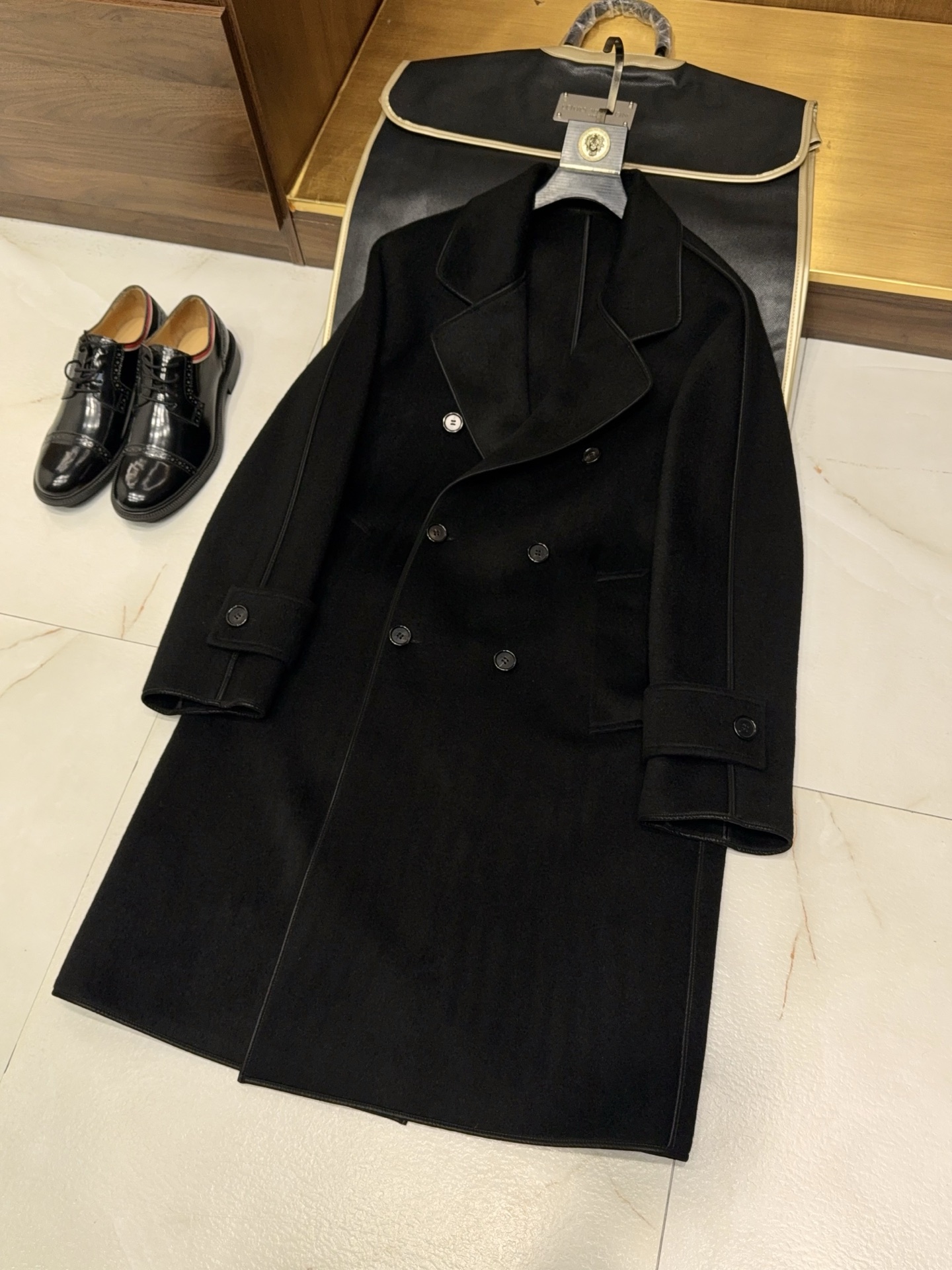 NO:611492,[The flagship model of Lvjia luxury products!  Selected high-quality woolen goatskin edging, simple double-breasted large flat lapel design, long cashmere coat with diagonal pockets] Lujia's flagship men's long cashmere coat, the pinnacle fusion of luxury quality and simple aesthetics.  When luxury genes meet high-end fabrics, this flagship men's cashmere coat that defines winter style is born. High-purity and high-quality cashmere blended woolen fabrics are selected. The fibers are as fine and soft as clouds, combining the constant temperature and warmth of cashmere with the stiffness and style of wool. After multiple fine textile processes, it presents a delicate and warm matte texture, with a low-key and luxurious visual texture.  The finishing touch is the goatskin edging design. The first layer of high-quality goatskin is selected. The hand-polished edge lines are sharp and crisp, creating a texture that combines hardness and softness with the soft and waxy fabric. Every stitch hides luxury craftsmanship, demonstrating an unrepeatable high-end taste. The classic flat lapel continues the style of a retro gentleman. The arc of the collar angle has been repeatedly adjusted to fit the neck line while elongating the shoulder-neck ratio. Whether it is a formal match or daily commuting, it can instantly enhance your aura.  The simple double-breasted design is a timeless fashion symbol. The metal buckle is engraved with the brand's low-key logo, and the opening and closing show a sense of ceremony. The diagonal pockets on both sides are both practical and beautiful. The curvature fits the curve of the hand, and the pocket posture is casual and natural, injecting a sense of relaxation into the neat silhouette. The long cut has a full sense of drape, and the smooth lines extending from the shoulder line to the calf cleverly modify the body proportions, covering up the shortcomings of the body, showing a tall and slender figure.  From the formal occasions of business meetings to the casual scenes of weekend trips, this coat can easily control multiple styles with its versatile attributes. Paired with a turtleneck cashmere sweater, it is elegant and calm, and paired with a shirt and tie, it is full of aura. The collision of goatskin binding and fabric texture makes every appearance focus. It has become a must-have luxury item in men's winter wardrobe that combines texture, style and practicality, interpreting true low-key luxury and timeless classics. M-3XL,, louis vuitton, louis  vuitton,shirts,sheepskin,ties,alexander wang19860909【驴家奢品旗舰款！精选优质毛呢山羊皮包边简约双排扣大平驳领设计斜插口袋长款羊绒大衣】驴家旗舰款男士长款羊绒大衣,奢品质感与简约美学的巅峰融合. 当奢品基因邂逅高阶面料,便诞生这款定义冬日格调的驴家旗舰款男士羊绒大衣.精选高纯度优质羊绒混纺毛呢面料,纤维细腻软糯如云朵触感,兼具羊绒的恒温锁暖与毛呢的挺括有型,历经多道精细纺织工艺,呈现出细腻温润的哑光肌理,自带低调奢华的视觉质感. 点睛之笔的山羊皮包边设计,甄选头层优质山羊皮,经过手工打磨的边缘线条利落挺括,与软糯面料形成刚柔并济的质感碰撞,每一处针脚都暗藏奢品匠心,彰显不可复制的高阶品味.经典大平驳领延续复古绅士格调,领角弧度经过反复调试,贴合颈部线条的同时拉长肩颈比例,无论是正装搭配还是日常通勤,都能瞬间提升气场. 简约双排扣设计是永不过时的时尚符号,金属扣具镌刻品牌低调标识,开合间尽显仪式感；两侧斜插口袋兼顾实用性与美观度,弧度贴合手部曲线,插兜姿态随性自然,为利落版型注入一丝松弛感.长款剪裁垂坠感十足,从肩线延伸至小腿的流畅线条,巧妙修饰身形比例,遮掩身材短板,尽显挺拔修长身姿. 从商务会谈的正式场合,到周末出行的休闲场景,这款大衣凭借百搭属性轻松驾驭多元风格.内搭高领羊绒衫尽显儒雅沉稳,搭配衬衫领带则气场全开,山羊皮包边与面料的质感碰撞,让每一次亮相都自带焦点,成为男士冬日衣橱中兼具质感、格调与实用性的奢品必备单品,诠释真正的低调奢华与永恒经典.M-3XL,,louis vuitton,louis vuitton,shirts,sheepskin,ties,alexander wang,Men's clothing