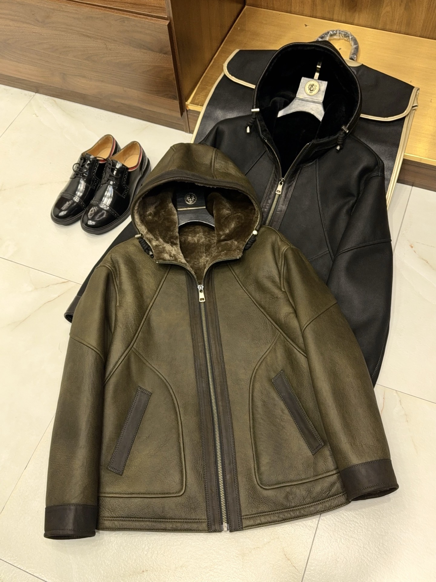 NO:636151,【Warm in winter!  Aged texture, soft and comfortable, imported Australian sheepskin fur one-piece hooded zipper design fur jacket] Australian sheepskin fur one-piece hooded jacket｜Traceable original warmth, carved retro luxury feel  Selecting Grade A sheepskin imported from Australia, the integrated structure of the native fur creates natural warmth - the wool roots are dense and plump, and the leather is flexible and delicate. It is tanned through a triple aging process, retaining the natural texture of the fur while achieving a skin-friendly touch like being wrapped in a cloud. It can lock in warmth even in severe cold temperatures below zero.  Carefully polished and distressed retro textures, each texture embodies the texture of time, naturally worn edge treatment, warm matte leather luster, and interweaving dark and light retro tones, abandoning exaggerated designs, showing a low-key and restrained gentleman style. The hooded design takes into account both practicality and style, and the detachable fur collar (some styles) is suitable for a variety of scenes; the two-way metal zipper is smooth and durable, supplemented by precision stitching and hidden pockets, and the details are full of high-end craftsmanship.  From urban commuting to outdoor travel, this fur jacket redefines the aesthetics of high-end winter men's clothing with its soft and non-pressing wearing experience and the luxury gene of imported materials - it not only hides the warmth of native fur, but also brings out the retro taste of the gentleman class, making every outfit a double tribute of texture and temperature.  jacket,sheepskin,hats,alexander wang19860909【冬日里温暖！做旧纹理柔软舒适进口澳洲羊皮皮毛一体连帽拉链款设计皮草夹克皮衣外套】澳洲羊皮皮毛一体连帽夹克｜溯源原生暖意,雕琢复古奢感 甄选澳洲进口A级羊皮,原生皮毛一体结构成就天生暖意——羊毛根根致密丰盈,皮质柔韧细腻,经三重熟化工艺鞣制,保留皮毛自然肌理的同时,实现如云朵包裹般的亲肤触感,零下严寒亦能锁温锁暖. 匠心打磨做旧复古纹理,每一道肌理都凝聚时光质感自然磨损的边缘处理、温润哑光的皮质光泽,搭配深浅交织的复古色调,摒弃浮夸设计,彰显低调内敛的绅士格调.连帽设计兼顾实用性与造型感,可拆卸毛领（部分款式）适配多元场景；双向金属拉链顺滑耐用,辅以精密车缝线与隐藏式口袋,细节处尽显高端工艺. 从都市通勤到户外出行,这款皮草夹克以柔软不压身的穿着体验、进口材质的奢享基因,重新定义冬日高端男装美学——既藏得住原生皮毛的温暖底气,又衬得出绅士阶层的复古品味,让每一次穿搭都成为质感与温度的双重礼赞.M-3XL（3-5天安排发货）,路易威登-服装,louis vuitton,jackets & coats,jackets & coats,leather jacket,sheepskin,hats,alexander wang,Women's clothing