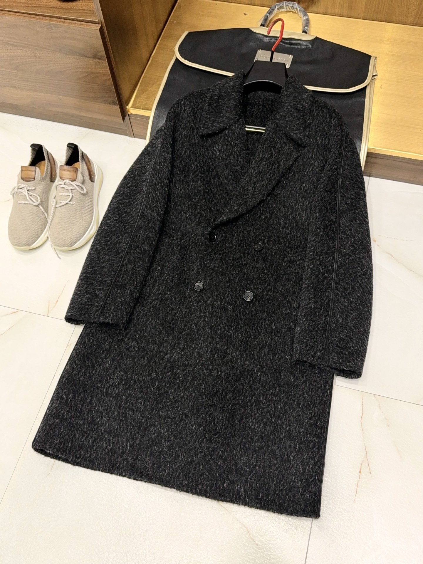 NO:636132,[Selection of high-quality imported Suli alpaca woolen fabrics, fashionable large lapel design, long cashmere coat with lambskin trim] Luxury selection of Suli alpaca blended coat, large lapel lambskin trim, a high-end winter tribute.  When the cloud-like touch of Suli alpaca meets the noble texture of lambskin, a long coat is born that defines the winter style of high-end men. Imported Suli alpaca blended woolen fabrics are selected, and the fibers have natural luster and fluffy texture.  It is lighter and warmer than ordinary wool, and has a stiffer outline than pure cashmere. It can withstand the cold while showing a drapey and high-quality feel; every inch of the fabric has been finely sanded and treated with anti-pilling technology, making it soft and waxy without pricking the skin, and it will remain smooth and stylish after being worn for a long time.  The fashionable large lapel design breaks the dullness of winter, and the widened collar shape modifies the neck line, taking into account both business formality and casual casualness. Whether it is paired with a suit or a turtleneck cashmere sweater, it can be easily controlled in various scenes; the sides and cuffs of the body are decorated with lambskin binding, and the delicate texture and woolen fabrics create a texture collision. The low-key details show the craftsmanship of the selection. Every stitching follows high-end craftsmanship standards, and the stitching is fine and even, hiding luxury in the details.  The long silhouette is tailored to fit ergonomics, elongating the body proportions while ensuring freedom of movement. It is selected from three classic colors of dark grey, navy blue and camel, and is suitable for multiple scenarios such as workplace commuting, business banquets, and daily travel. From fabric selection to craftsmanship, every detail is carefully considered.  From style design to detail embellishment, every aspect embodies a profound insight into the needs of high-end men's clothing, allowing you to embrace the warmth of the clouds and become the focus of attention with high-end texture in the cold winter. M-3XL, Louis Vuitton-clothing, louis  vuitton,business suit,sheepskin,alexander wang19860909【甄选优质进口含苏力羊驼毛毛呢面料时尚大翻领设计小羊皮包边长款羊绒大衣】奢选苏力羊驼毛混纺大衣,大翻领小羊皮镶边 高阶质感的冬日礼赞. 当苏力羊驼毛的云端触感邂逅小羊皮的矜贵肌理,一件定义高阶男士冬日格调的长款大衣由此诞生.甄选进口苏力羊驼毛混纺毛呢面料,纤维自带自然光泽与蓬松质感,比普通羊毛更轻盈保暖,比纯羊绒更具挺括轮廓,抵御严寒的同时尽显垂坠高级感；每一寸面料都经过精细磨毛与抗起球工艺处理,柔糯不扎肤,久穿依旧保持平整有型. 时尚大翻领设计打破冬日沉闷,加宽领型修饰颈部线条,兼顾商务正式与休闲随性,无论是搭配西装内搭还是高领羊绒衫,都能轻松驾驭多元场景；衣身侧边与袖口点缀小羊皮包边,细腻纹理与毛呢面料形成质感碰撞,低调处彰显甄选匠心,每一道缝线都遵循高定工艺标准,针脚细密均匀,将奢华藏于细节. 长款廓形剪裁贴合人体工学,拉长身形比例的同时保障活动自如,精选深灰、藏蓝、驼色三大经典色系,适配职场通勤、商务宴请、日常出行等多重场景.从面料甄选到工艺打磨,从版型设计到细节点缀,每一处都凝聚对高端男士着装需求的深刻洞察,让你在凛冽冬日,既能拥抱云端温暖,亦能凭借高阶质感成为目光焦点.M-3XL,路易威登-服装,louis vuitton,business suit,sheepskin,alexander wang,Women's clothing