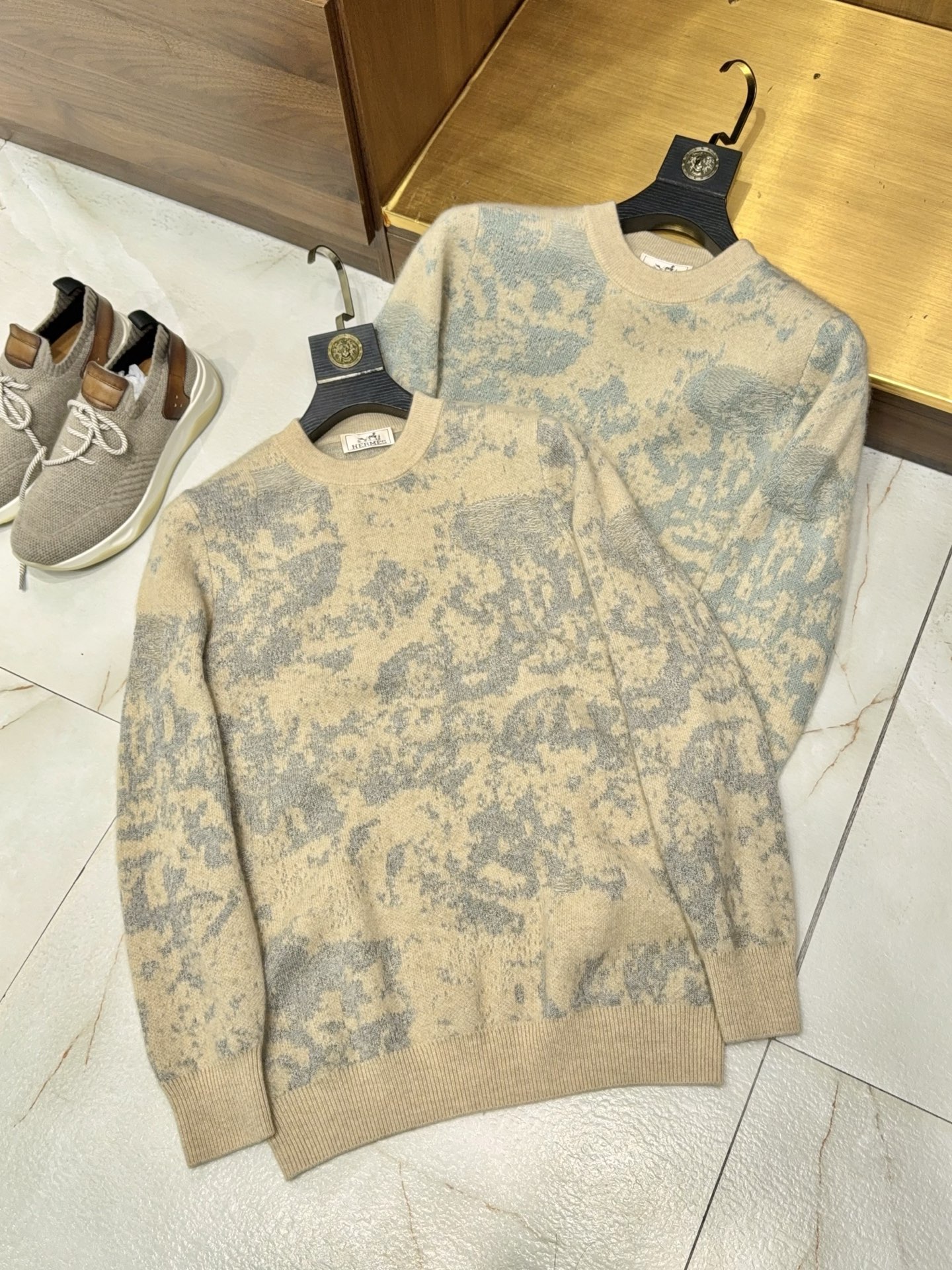 NO:636148,[Iteratively upgraded!  A-strand cashmere, B-strand mulberry silk cashmere two-strand worsted yarn, strong twisted yarn, vast galaxy jacquard pattern round neck cashmere sweater] Starburst weaving creates luxury and elegance, double luxury yarn iterative upgrade - men's round neck jacquard cashmere sweater  When the softness of A-strand cashmere meets the luster of B-strand mulberry silk cashmere, a new realm of high-end knitting is reshaped with the two-strand worsted yarn twisting process. High-altitude fine cashmere is selected, blended with the natural luster of mulberry silk, and twisted through multiple worsting processes. The yarn is tight and stiff and not easily deformed. It combines the constant temperature warmth of cashmere with the breathability and skin-friendly feel of silk. It feels like a cloud wrapped around the skin, and luxury comfort is boundless.  The vast galaxy jacquard hides ingenuity, using precise weaving methods to weave the rhythm of the flowing stars into the body of the garment. The low-key and shimmering texture breaks the monotony of solid colors and highlights the high-end taste in details. The classic round neck fits the neck curve, and the body-friendly tailoring is suitable for business commuting and daily leisure. The strong twisting process gives the garment a natural drape, is wrinkle-resistant and easy to care for, showing a man's calm style.  From yarn selection to jacquard weaving, every process adheres to high-end knitting standards, perfectly integrating the luxury of natural materials with the precision of modern craftsmanship, making the iteratively upgraded wearing experience an eternal classic in men's wardrobe. M-3XL, Hermès-clothing, hermes, alexander wang19860909【迭代升级了哦！A股羊绒B股桑蚕丝羊绒两股纱线精纺强捻纱浩瀚星河提花图案圆领羊绒衫】星芒织就奢雅,双奢纱线迭代升级——男士圆领提花羊绒衫 当A股羊绒的软糯与B股桑蚕丝羊绒的莹润邂逅,以两股纱线精纺强捻工艺重塑高端针织新境.精选高海拔细支羊绒,融合桑蚕丝的天然光泽,经多道精纺工序捻合,纱线紧致挺括不易变形,兼具羊绒的恒温锁暖与蚕丝的透气亲肤,触感如云朵裹肤,奢适无界. 浩瀚星河提花暗藏巧思,以精密织法将星轨流转的韵律织入衣身,低调闪映的纹理打破纯色单调,于细节处彰显高阶品味.经典圆领贴合颈部曲线,不挑身形的剪裁适配商务通勤与日常休闲,强捻工艺赋予衣身自然垂坠感,抗皱易打理,尽显男士从容格调. 从纱线甄选到提花织造,每一道工序都恪守高端针织标准,将天然材质的奢贵与现代工艺的精准完美融合,让迭代升级的穿着体验,成为男士衣橱里的永恒经典.M-3XL,爱马仕-服装,hermes,alexander wang,Women's clothing