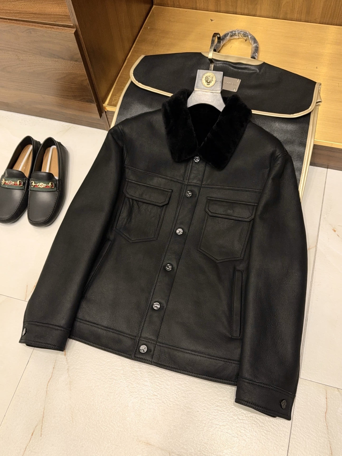 NO:636129,【Donkey's collection model!  Selected Australian high-quality fur one-piece sheepskin simple and fashionable work jacket designed with metal buttons] Lujia's collection-grade fur one-piece work jacket is a handed down work of Australian sheepskin and luxurious craftsmanship.  We select high-quality lamb fur from Australia's Golden Ranch. The leather surface is as fine as satin, and the fur layer is thick and rich. The natural texture has a warm and lustrous texture. It is both windproof, warm and breathable, and can keep you dry in cold winter. Inheriting the century-old workwear aesthetic gene of the Lu family, it outlines the straight shoulder line with simple and neat tailoring, and the neat length modifies the body proportions. The lack of unnecessary decoration adds to the high-end texture. It can easily adapt to the diverse needs of business commuting and leisure occasions.  Details highlight the collection's quality, custom-made metal buttons engraved with the brand's logo, and the opening and closing reveal low-key luxury; precision sewing stitches are even and neat, and every inch of stitching embodies the essence of craftsmanship; the softness and toughness of natural sheepskin perfectly blends with the tough style of workwear styles, retaining the wild charm of the original texture without losing the elegant demeanor of modern men. From raw materials  From selection to garment production, it has gone through dozens of rigorous polishing processes, blending the natural advantages of Australia's top leather with the classic design language of the Lu family, creating a hand-me-down item with both practical value and collection significance, fully displaying the taste and identity of a high-end man. M-3XL (arranged delivery in 3-5 days), Louis Vuitton-clothing, louis  vuitton,louis vuitton,louis vuitton,jackets & coats,jackets & coats,leather jacket,sheepskin,gold,alexander wang19860909【驴家典藏款！精选澳洲优质皮毛一体羊皮简约时尚工装夹克设计金属纽扣款皮衣外套】驴家典藏级皮毛一体工装夹克,澳洲羊皮与奢华工艺的传世之作. 甄选澳洲黄金牧场优质羔羊皮毛一体原料,皮面细腻如缎、毛层浓密丰盈,天然肌理自带温润光泽,兼具防风保暖与透气属性,寒冬时节亦能保持体感干爽.传承驴家百年工装美学基因,以简约利落的剪裁勾勒挺拔肩线,利落衣长修饰身形比例,无多余装饰更显高级质感,轻松适配商务通勤与休闲场合的多元穿搭需求. 细节之处彰显典藏品质定制金属纽扣镌刻品牌标识,开合间流露低调奢华；精密车缝线迹均匀工整,每一寸针脚都凝聚匠艺精髓；天然羊皮的柔软韧性与工装版型的硬朗格调完美融合,既保留原始肌理的野性魅力,又不失现代男士的儒雅风度.从原料甄选到成衣制作,历经数十道严苛工序打磨,将澳洲顶级皮革的天然优势与驴家经典设计语言相融,成就一件兼具实用价值与收藏意义的传世单品,尽显高端男士的品味底蕴与身份格调.M-3XL（3-5天安排发货）,路易威登-服装,louis vuitton,louis vuitton,louis vuitton,jackets & coats,jackets & coats,leather jacket,sheepskin,gold,alexander wang,Women's clothing