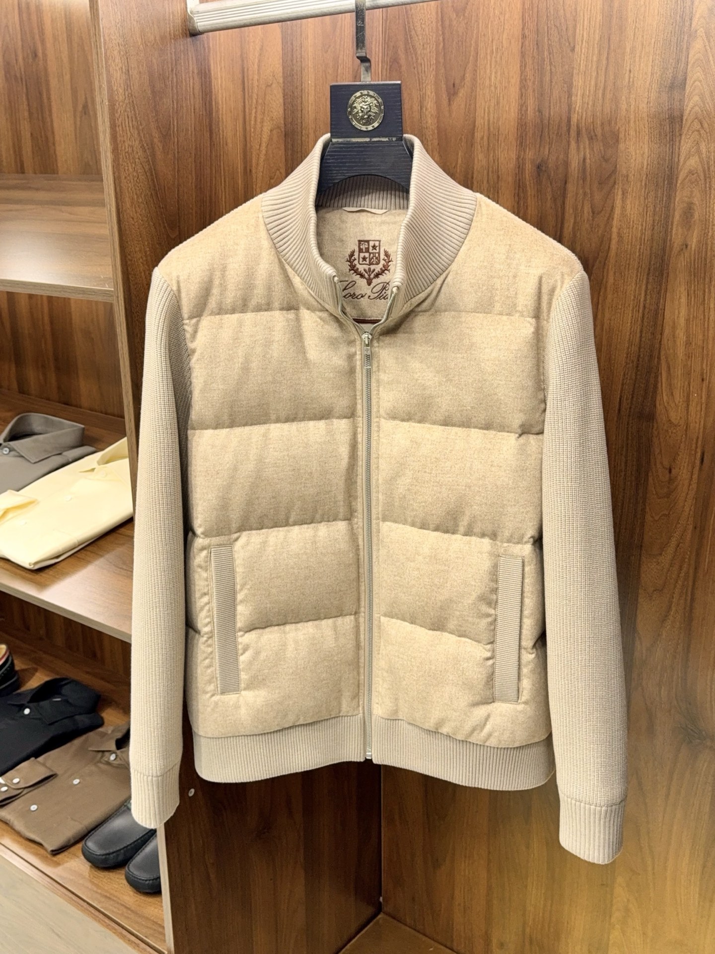 NO:637514,[Knitted, woolen and down!  LP's stand-collar knitted down jacket is filled with 90% white duck down, light and warm, fashionable jacket down jacket] LP's stand-collar knitted down jacket is a double crowning of high-end texture and cold protection.  Inheriting the craftsmanship essence of the LP family, this stand-collar knitted down jacket uses the triple luxury materials of 'knit + wool + down' to reconstruct the aesthetics of winter dressing. It uses high-count worsted knitted fabrics and spliced with delicate woolen textures, which feel as soft and waxy as the clouds.  The shape is neat and fits the lines of the shoulders and neck, outlining the tall and straight figure of men. It is filled with 90% white duck down, which has undergone multiple cleaning and fluffiness tests. It is lightweight and has no weight-bearing feeling. Its temperature locking performance is far superior to ordinary down products, taking into account winter warmth and freedom of movement.  The stand-up collar design inherits the classic business aesthetics, and the neat lines modify the neck contour. Whether it is paired with a turtleneck cashmere sweater to create a business commuting look, or layered with a casual shirt to create a relaxed feel in daily life, it can be adapted to a variety of scenarios. From fabric selection to car  The wiring is hand-made, and every detail follows LP's strict quality control standards. The stitching is fine and smooth, and the hardware accessories are thick-textured. It perfectly integrates Italian luxury and practical functions, allowing winter clothing to maintain a high-end texture without losing warmth and grace.  Abandoning bloat and dullness, breaking the stereotype of winter wear with a light silhouette, the LP stand-collar knitted down jacket is not only a hard-core cold-proof item to cope with low temperatures, but also a style carrier that highlights men's taste. It shows ingenuity in details and style in texture. M-3XL (khaki. black. coffee), men's clothing, loro piana, jackets & coats, shirts, down jacket, alexander wang19860909【针织、毛呢加羽绒！LP家立领款针织羽绒服填充90白鸭绒轻薄保暖时尚夹克羽绒服】 LP家立领针织羽绒服,高阶质感与御寒力的双重加冕. 承袭LP世家的匠造精髓,这款立领针织羽绒服以「针织+毛呢+羽绒」三重奢材重构冬日着装美学.甄选高支精纺针织面料拼接细腻毛呢肌理,触感如云端柔糯,版型利落贴合肩颈线条,勾勒男士挺拔身形；内里填充90白鸭绒,经过多道清洁与蓬松度检测,轻量无负重感,锁温性能远超普通羽绒制品,兼顾冬日保暖与行动自在. 立领设计承袭经典商务美学,利落线条修饰颈部轮廓,无论是搭配高领羊绒衫打造商务通勤造型,还是叠搭休闲衬衫诠释日常松弛感,皆能适配多元场景.从面料甄选到车工走线,每一处细节皆遵循LP严苛的品控标准,针脚细密平整,五金配件质感厚重,将意式奢华与实用功能完美融合,让冬日着装既保有高阶质感,又不失温度与风度. 摒弃臃肿与沉闷,以轻薄廓形打破冬日穿搭的刻板印象,LP立领针织羽绒服,既是应对低温的硬核御寒单品,亦是彰显男士品味的风格载体,于细节处见匠心,于质感中显格调.M-3XL（卡其.黑色 .咖啡）,男装,loro piana,jackets & coats,shirts,down jacket,alexander wang,Women's clothing