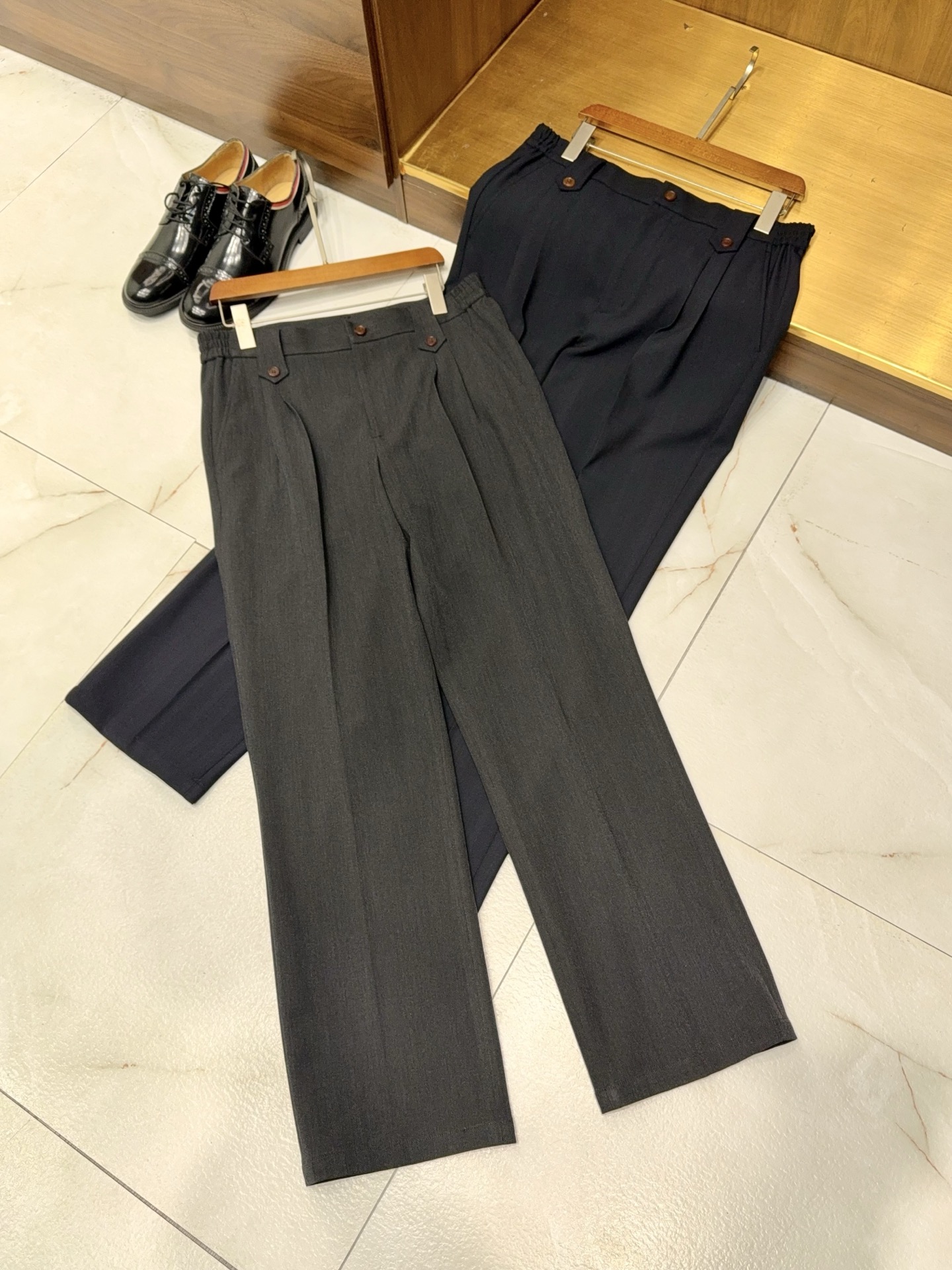 NO:689463,[Double-fold elastic waist design! Brioni's new product launches slightly wide version, selecting high-quality wool-containing acetate fabric casual trousers and trousers] Brioni's new product, double-fold elastic waist slightly wide casual trousers, Italian elegance and freedom coexist. Inheriting Brioni's century-old Italian craftsmanship, the 2025 new casual trousers reconstruct high-end dress aesthetics with 'luxury and comfort balance'. The double-fold elastic waist design breaks the restraint of traditional trousers, and the hand-shaped pleats outline neat lines. The hidden elastic waistband adapts to multiple body shapes, making it unrestricted when sitting, standing or walking; the slightly wide version follows the brand's 'A Suit for' The classic silhouette of 'Life', with a golden proportion cut from the crotch to the trousers, not only modifies the shape of the legs, but also gives a relaxed look when walking. The fabric is wool acetate blended material carefully selected by the brand. The high proportion of merino wool provides a natural warmth and breathability base. The acetate fiber is blended with silk-like luster to eliminate the pain points of pure wool that is easy to wrinkle and prick the skin. The lightweight and drapey texture makes business meetings more formal and everyday. The relaxed feeling when traveling is integrated. Italian hand-made craftsmanship, from the fabric hemming to the waistband routing, every detail adheres to the principles of slow luxury, injecting contemporary comfort philosophy into the classic shape, creating a 'universal product' for high-end men's wardrobe. M-3XL, men's clothing, real silk,gold,19860909【双摺松紧腰设计！布里奥尼新品发布微阔版型甄选优质含羊毛醋酸面料休闲长裤西裤】布里奥尼新品,双摺松紧腰微阔休闲西裤 意式奢雅与自在共生. 承袭Brioni百年意式匠艺,2025新品休闲西裤以「奢适平衡」重构高阶着装美学.双摺松紧腰设计打破传统西裤的束缚感,手工定型的褶裥勾勒利落线条,隐藏式弹力腰头适配多元体态,坐立行止皆无拘；微阔版型沿袭品牌「A Suit for Life」的经典廓形,自胯部至裤脚的黄金比例剪裁,修饰腿型之余,赋予步履间的松弛气度. 面料为品牌严苛甄选的羊毛醋酸混纺材质,高比例美利奴羊毛奠定天然暖感与透气基底,醋酸纤维糅合真丝般莹润光泽,消解纯羊毛易皱、扎肤的痛点,轻量垂坠的质感,让商务会晤的正式感与日常出行的松弛感浑然一体.意大利手工制艺,从面料锁边到腰头走线,每一处细节皆恪守慢奢准则,于经典形制中注入当代舒适哲学,成就高阶男士衣橱的「万能臻品」.M—3XL,男装,real silk,gold,,Women's clothing