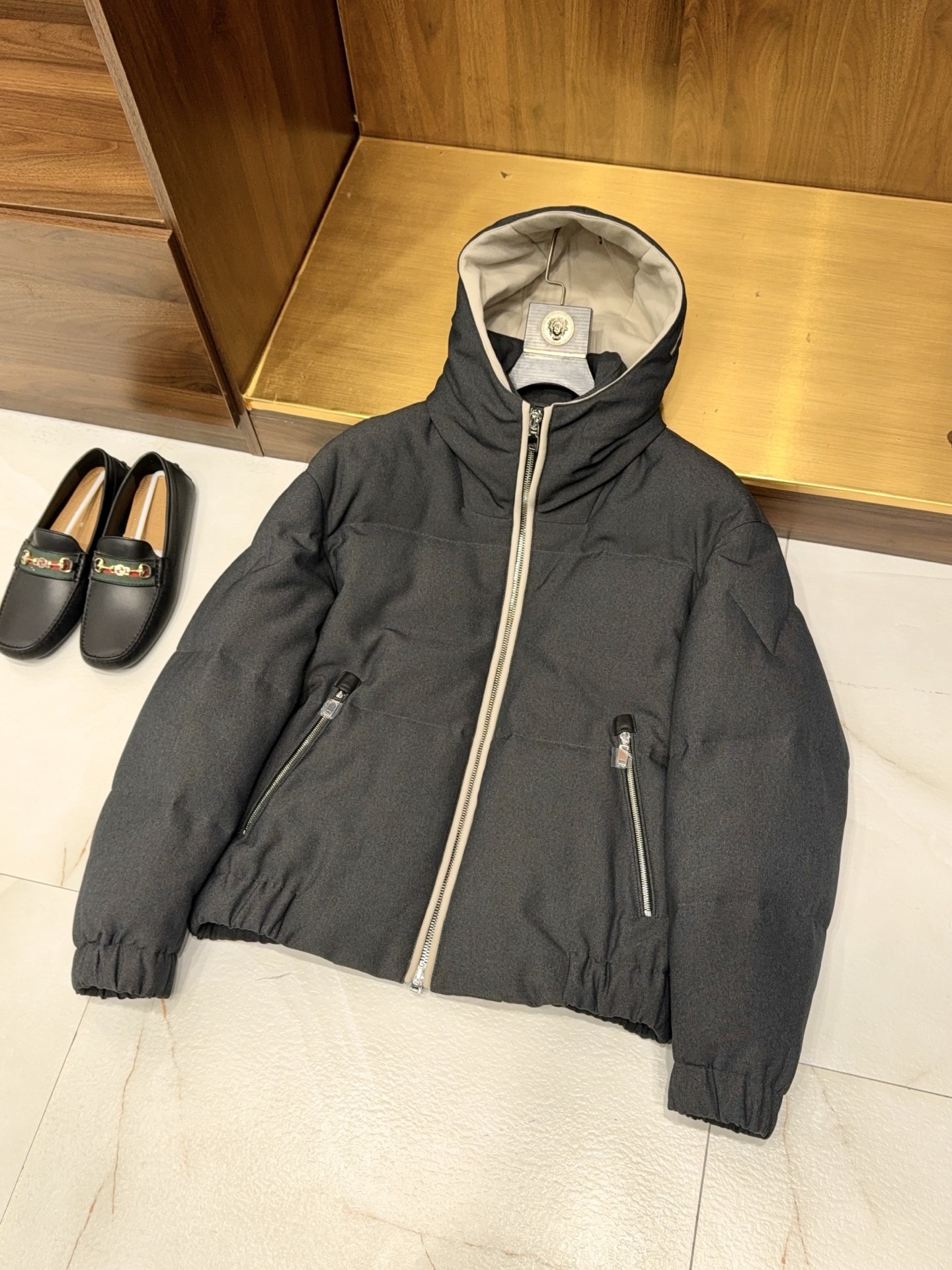 NO:637512,【Excellent products reappear!  Three-flower white goose down traceable LP home custom series hooded down jacket with thick design, fluffy, comfortable and warm jacket] Men's exquisite product reappears, three-flower white goose down traceable LP custom hooded thickened down jacket. When the severe cold sweeps across, real high-end cold-proof equipment has always been a double crowning of materials and craftsmanship. This LP home custom series hooded down jacket is based on rare raw materials and with ingenious craftsmanship as the skeleton, redefining the luxurious texture of keeping warm in winter.  Three-flower white goose down is selected as the core filling, which comes from high-altitude ecological breeding areas. The velvet is large and full, and the fluffiness is far higher than that of ordinary goose down. Each velvet has an exclusive traceability code, which can be traced from the origin to the finished product. The quality is clear at a glance, eliminating adulteration and locking in the ultimate warmth. With LP custom-grade thickened design, the velvet is full but not bloated. It wraps around the body lightly, as if wrapped in the clouds, and can maintain a constant temperature and comfort even in sub-zero temperatures.  The design continues the minimalist and luxurious style of LP. The neat silhouette of the jacket caters for both business and leisure scenarios. The hooded version has a casual aura, and the detachable brim design adapts to different outfit needs. The details hide an ingenious windproof stand-up collar with invisible zippers to effectively block the intrusion of cold wind; the elastic ribbing on the cuffs and the drawstring design on the hem fit the body shape to lock in warmth; the high-quality hardware zippers are smooth and durable, highlighting a low-key texture.  From raw material traceability to craftsmanship, from thermal performance to pattern design, everything interprets the aesthetics and life attitude of high-end men. This down jacket is not only a weapon to keep out the cold in winter, but also a concrete expression of taste and style, allowing you to maintain a calm posture and warmth in the cold winter. M-3XL Arrives next day, men's clothing, loro piana, jackets & coats, down jacket, hats, alexander wang19860909【臻品再现！三花白鹅绒溯源码LP家定制系列连帽款设计加厚款蓬松舒适保暖夹克羽绒服】男士臻品再现,三花白鹅绒溯源款 LP定制连帽加厚羽绒服. 当严寒席卷,真正的高端御寒装备,从来都是材质与工艺的双重加冕.这款LP家定制系列连帽羽绒服,以臻稀原料为基底,以匠心工艺为骨架,重新定义冬日保暖的奢华质感. 甄选三花白鹅绒为核心填充物,源自高海拔生态养殖区,绒朵硕大饱满、蓬松度远超普通鹅绒,每一朵都带有专属溯源码,从产地到成品全程可追溯,品质一目了然,杜绝掺假,锁住极致温暖.搭配LP定制级加厚设计,绒量充盈却不显臃肿,轻裹其身,仿佛被云端包裹,即便身处零下低温,也能保持恒温舒适. 设计上延续LP家的极简奢华调性,利落的夹克廓形兼顾商务休闲双重场景,连帽版型自带随性气场,可拆卸帽檐设计适配不同穿搭需求.细节处暗藏巧思防风立领搭配隐形拉链,有效阻隔寒风侵入；袖口弹力罗纹与下摆抽绳设计,贴合身形锁住暖意；高品质五金拉链顺滑耐用,彰显低调质感. 从原料溯源到工艺打磨,从保暖性能到版型设计,每一处都诠释着高端男士的穿搭美学与生活态度.这款羽绒服不止是冬日的御寒利器,更是品味与格调的具象表达,让你在凛冽寒冬中,亦能保持从容姿态与温暖守护.M-3XL 隔天到货,男装,loro piana,jackets & coats,down jacket,hats,alexander wang,Women's clothing