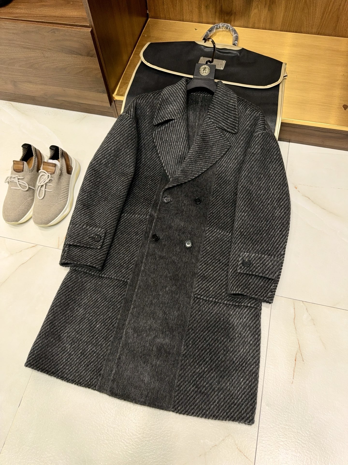 NO:637510,【Fashion star selection!  Lvjiake offers cashmere long coats with 5 alpaca twill fabrics, large lapels, double-breasted large pockets] The same model as the stars, with a luxurious aura!  Alpaca twill wool long coat from Lvjiake  When high-luxury genes meet trendy tailoring, this star-selected long coat is undoubtedly the aura of the autumn and winter wardrobe. The fabrics are selected from Lvjiake, based on 95 high-quality wool, and blended with 5 rare alpacas. The fibers are interwoven with a delicate velvet feel and soft luster. It feels soft and skin-friendly, and its warmth retention is far superior to ordinary wool. It can also unlock a light and constant temperature experience in cold winter.  The classic twill texture hides the mystery of texture, with clear and regular lines, full wrinkle resistance and drape, and the hem of the clothes flows with a low-key and luxurious rhythm when walking. The iconic large lapel design cleverly modifies the neck line, and has a retro and modern aura. Whether it is casually opened or neatly fastened, it can instantly enhance the style recognition.  The double-breasted elements continue the luxurious classic silhouette, outlining the tall and straight figure while showing a calm and elegant style; the large side pocket design is both practical and decorative, making it convenient to place items casually, and the details show ingenuity. The long version covers the waist and hips,  Easily modify your body proportions, match with a suit to show off your business elite style, mix and match sweatshirts and jeans to unlock a casual and cool attitude, easily adapt to a variety of occasions, and become an eye-catching fashion weapon in autumn and winter. M-3XL, Louis Vuitton-clothing, louis  vuitton,louis vuitton,louis vuitton,hoodie,sweatshirts,business suit,alexander wang19860909【时尚潮流明星甄选！驴家客供含5羊驼绒斜纹毛呢面料大翻领双排扣大口袋设计羊绒长款大衣】明星同款奢级气场！驴家客供羊驼绒斜纹毛呢长款大衣 当高奢基因邂逅潮流剪裁,这款明星甄选的长款大衣,无疑是秋冬衣橱的气场担当.甄选驴家客供面料,以95高品质羊毛为基底,融入5珍稀羊驼绒,纤维交织间自带细腻绒感与柔和光泽,触感软糯亲肤,保暖性远超普通毛呢,寒冬也能解锁轻盈恒温体验. 经典斜纹肌理暗藏质感玄机,纹路清晰规整,抗皱性与垂坠感拉满,行走间衣摆流动着低调奢华的韵律.标志性大翻领设计,巧妙修饰颈部线条,自带复古摩登气场,无论是随性敞开还是利落扣合,都能瞬间提升造型辨识度. 双排扣元素加持,延续高奢经典廓形,勾勒挺拔身形的同时,尽显沉稳大气格调；侧边大口袋设计,兼顾实用性与装饰性,随手放置物品便捷随性,细节处彰显匠心巧思.长款版型覆盖腰臀,轻松修饰身材比例,搭配西装内搭尽显商务精英风范,混搭卫衣牛仔又能解锁休闲潮酷姿态,轻松适配多种场合,成为秋冬吸睛度拉满的时尚利器.M-3XL,路易威登-服装,louis vuitton,louis vuitton,louis vuitton,hoodie,sweatshirts,business suit,alexander wang,Women's clothing