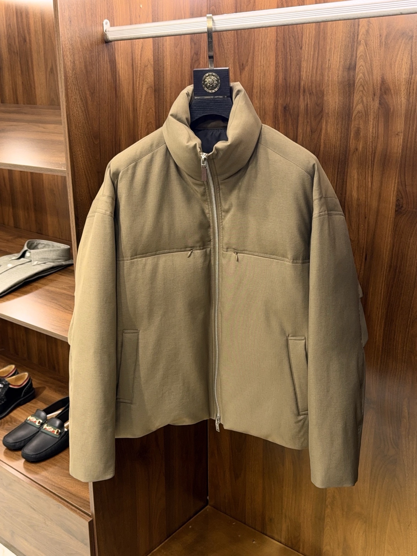 NO:637508,【Light, warm white goose down!  Slightly wide slip-shoulder bread jacket with a simple design and simple stand-up collar. Very high fluffy, warm and lightweight down jacket] The king of light warmth, men's slightly wide slip-shoulder white goose down bun jacket. When the cold meets the bloated narrow road, this white goose down down jacket provides the best solution - with a minimalist design, it carries the ultimate warmth, allowing winter wear to say goodbye to heavy constraints and become light and comfortable.  It is filled with selected high-fill white goose down. The down is full and plump, and the temperature-locking power is directly stretched out. It can wrap you up in warmth even in the cold winter months. At the same time, it eliminates excess weight, making the upper body as light as nothing. You can lift your hands and turn around without feeling cumbersome, making commuting and daily travel easy and stress-free.  The slightly wide version hides ingenuity, flattering the body shape without shoulder width, and the shoulder-sliding design weakens the tough lines and adds a sense of casual relaxation; the simple stand-up collar is neat and elegant, which can prevent wind and warmth without adding unnecessary decoration, and is low-key and revealing texture. The neat jacket style is matched with smooth tailoring, abandoning complicated elements, and the pure color is more advanced. Whether it is paired with casual pants or jeans, it can be easily adapted to daily life, commuting and other scenes.  The outer fabric is delicate and smooth, comfortable to the touch, not easy to wrinkle, and easy to care for; the fluffy silhouette has a lazy atmosphere, but does not look bulky and draggy. It is both warm and beautiful, allowing men to resist the cold in winter while maintaining a refreshing and stylish style. M-3XL (arrives the next day) navy khaki, men's clothing, jeans, jackets & coats, down jacket, alexander wang19860909【轻、暖白鹅绒！微阔滑肩面包服设计简约立领蓬松度极高保暖轻盈夹克款羽绒服】 轻暖王者,男士微阔滑肩白鹅绒面包服. 当严寒与臃肿狭路相逢,这件白鹅绒羽绒服给出最优解——以极简设计承载极致保暖,让冬日穿搭告别厚重束缚,轻盈自在. 精选高蓬松度白鹅绒填充,绒朵饱满丰盈,锁温力直接拉满,寒冬腊月也能裹住一身暖意；同时剔除多余重量,上身轻若无物,抬手转身毫无累赘感,通勤赶路、日常出行都轻松无压. 微阔版型暗藏巧思,修饰身形不挑肩宽,滑肩设计弱化硬朗线条,增添随性松弛感；简约立领利落大气,既能防风保暖,又不堆砌多余装饰,低调中透着质感.利落夹克款型搭配流畅剪裁,摒弃繁杂元素,纯粹色彩更显高级,无论是搭配休闲裤还是牛仔裤,都能轻松适配日常、通勤等多种场景. 外层面料细腻顺滑,触感舒适且不易起皱,打理便捷；蓬松廓形自带慵懒氛围,却不显得臃肿拖沓,保暖与颜值兼备,让男士在冬日既能抵御严寒,又能保持清爽有型的穿搭格调.M-3XL（隔天到货）藏青 卡其,男装,jeans,jackets & coats,down jacket,alexander wang,Women's clothing