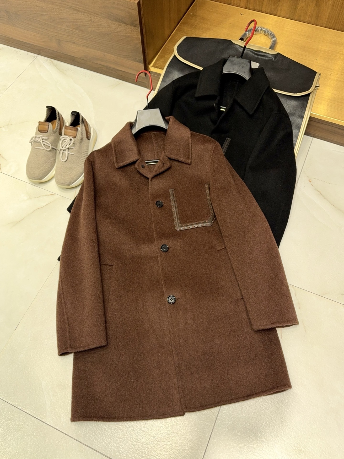 NO:637506,[The Aimajia collection is here!  Stylish goatskin fake pocket design, large lapel, selected cashmere blended woolen fabric, long cashmere coat] Aimajia’s collection of long cashmere coat, a gentleman’s style handed down from generation to generation.  When top luxury craftsmanship meets natural luxury materials, Aimajia’s long cashmere coat makes its grand debut, defining the ultimate paradigm of high-end men’s winter wear with the ultimate texture. Cashmere blended woolen fabrics are selected to combine the characteristics of cashmere.  The softness and warmth are perfectly blended with the stiffness and style of woolen. It feels as delicate and plump as a cloud, but has a sinewy feel. The anti-wrinkle and wear-resistant characteristics make the silhouette always neat and straight, resisting the cold wind while showing a high-end texture.  The classic large lapel design extends the neck line and brings a calm aura. Whether it is casually opened or neatly tied, it can outline the upright posture of a gentleman. It is cleverly integrated into the fashionable goatskin fake pockets. The delicate texture of the goatskin and the woolen fabric form a material collision. The low-key hidden design ingenuity breaks the dull feeling of the solid color coat. It has both retro charm and modern fashion sense, and the details show the ingenuity and sophistication of the collection level.  The long version is neatly and smoothly cut, with precise control from the shoulder line to the hem, modifying the body proportions, and showing a man's calm and elegant demeanor. Whether it is a formal occasion for business commuting, or a daily wear for leisure travel, it can be easily controlled, showing extraordinary taste and luxury texture, and can be called a winter luxury item worth collecting in the wardrobe. M-3XL Black Angra Red, Hermès-Clothing, hermes, sheepskin, alexander wang19860909【爱马家典藏款来了哦！时尚山羊皮假口袋设计大翻领甄选羊绒混纺毛呢面料长款羊绒大衣】 爱马家典藏长款羊绒大衣,绅士格调的传世之作. 当顶奢工艺邂逅天然奢材,爱马家典藏款长款羊绒大衣重磅登场,以极致质感定义高端男士冬日着装的终极范式.甄选羊绒混纺毛呢面料,将羊绒的柔糯温润与毛呢的挺括有型完美融合,触感如云朵般细腻丰盈,却自带筋骨感,抗皱耐磨的特性让廓形始终利落挺拔,抵御寒风的同时尽显高阶质感. 经典大翻领设计,延伸颈部线条,自带沉稳气场,无论是随性敞开还是利落系合,都能勾勒出绅士的挺拔身姿.巧思融入时尚山羊皮假口袋,山羊皮的细腻肌理与毛呢面料形成材质碰撞,低调中暗藏设计巧思,打破纯色大衣的沉闷感,复古韵味与现代时尚感兼具,细节之处尽显典藏级别的匠心考究. 长款版型剪裁利落流畅,从肩线到下摆的精准把控,修饰身形比例,尽显男士沉稳大气的风度.无论是商务通勤的正式场合,还是休闲出行的日常穿搭,都能轻松驾驭,彰显不凡品味与顶奢质感,堪称衣橱中值得珍藏的冬日奢品.M-3XL 黑色 安格拉红,爱马仕-服装,hermes,sheepskin,alexander wang,Women's clothing