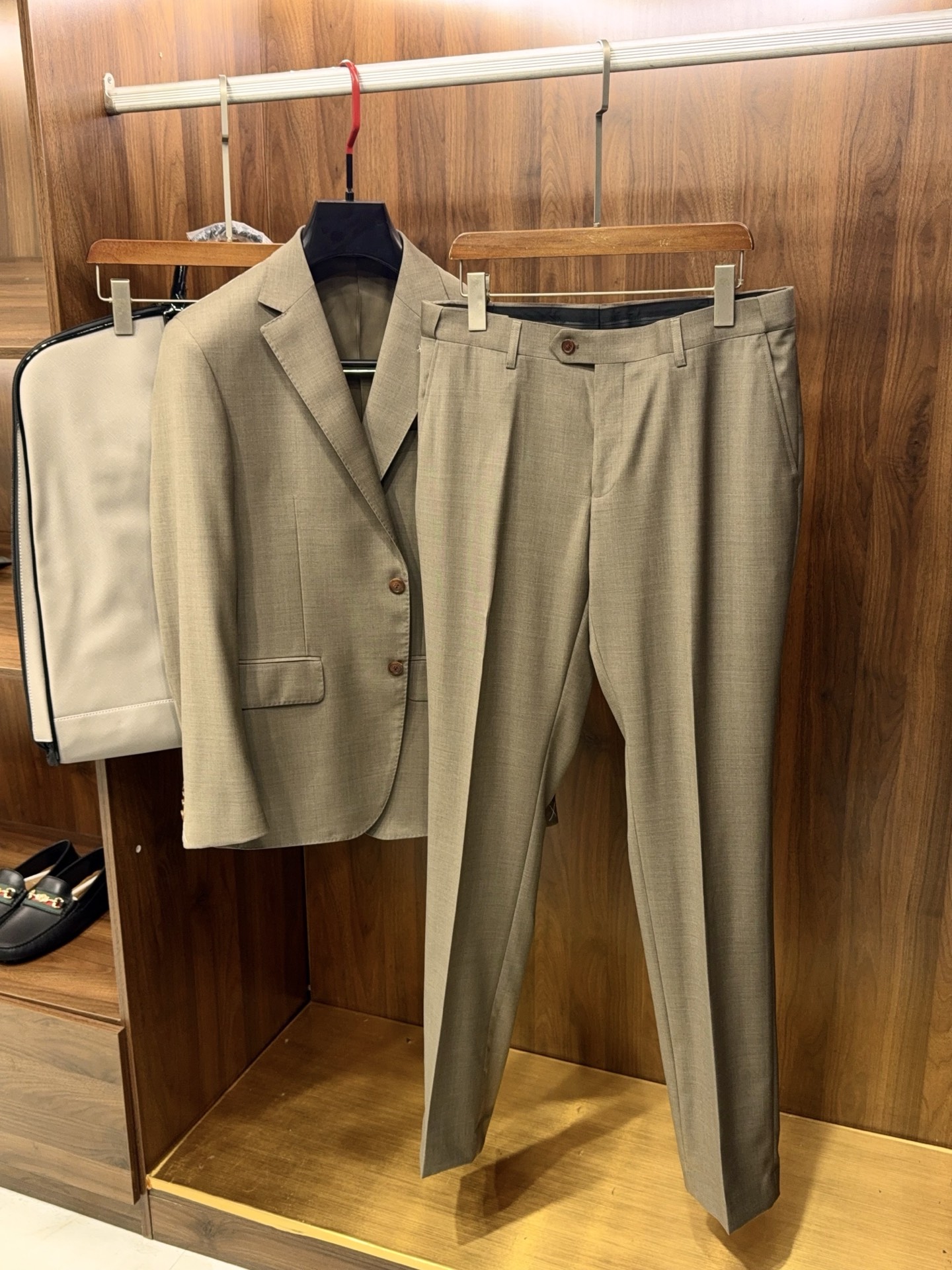 NO:638147,[New arrival at the counter, specially woven khaki wool!  A must-have suit suit with notched lapel design and hand-sewn four-button cuffs for commuting] New product in the autumn and winter counter: wool khaki suit suit, a high-end quality choice for commuting.  When commuting wear says goodbye to mediocrity, a suit with both texture and practicality is the confidence of working men. This season's new suit suit in the counter is made of pure wool as the bone and special weaving craftsmanship as the soul. The khaki color has a warm style, which can easily balance business formality and daily relaxation, and has become an indispensable hard currency in the commuting wardrobe.  Selected high-count wool fabrics are polished by special weaving techniques. The texture is fine and firm but still soft and drapey. The upper body is straight without slumping shoulders, and it has neat lines when walking. The khaki color fades away the dullness of black and white and gray, and blends into the gentle texture of earth tones. It can be suitable for serious meeting occasions, but also can control the casual atmosphere of afternoon coffee bureaus. It is full of versatile attributes.  The classic notch lapel design not only modifies the neck line but also shows an elegant aura, which is a timeless expression of business aesthetics; the cuffs are hand-stitched with four live buckles, and the details show craftsmanship. The elasticity can be adjusted at will, taking into account both beauty and practicality; the overall tailoring fits the Asian men's figure, the waist is not tight, the shoulders are broad and not bloated, and it is not easy to wrinkle after sitting for a long time, which is perfect for the high-frequency wearing needs of workplace commuting.  From fabric selection to craftsmanship, every detail hides the ultimate pursuit of quality, so that commuting wear does not need to be deliberately crafted, but can have its own high-end texture and easily become the focus of temperament in the workplace., men's clothing, business suit, alexander wang19860909【专柜新品特织卡其色羊毛！通勤必备平驳领设计手工缝制四粒活扣袖口西装套装】 秋冬专柜新品 羊毛卡其色西装套装,通勤高阶质感之选. 当通勤穿搭告别平庸,一件兼具质感与实穿性的西装,便是职场男士的气场底气.本季专柜新品西装套装,以纯羊毛为骨,特织工艺为魂,卡其色系自带温润格调,轻松平衡商务正式与日常松弛,成为通勤衣橱的刚需硬通货. 精选高支羊毛面料,经特织工艺打磨,肌理细腻紧实却不失柔软垂坠感,上身挺括不塌肩,行走间自带利落线条；卡其色褪去黑白灰的沉闷,融入大地色系的温柔质感,既能适配严肃会议场合,也能驾驭午后咖啡局的休闲氛围,百搭属性拉满. 经典平驳领设计,修饰颈部线条的同时尽显儒雅气场,是永不过时的商务美学表达；袖口采用手工缝制四粒活扣,细节处彰显匠心工艺,可随心调节松紧,兼顾美观与实用性；整体剪裁贴合亚洲男士身形,收腰不紧绷,阔肩不臃肿,久坐不易起皱,完美适配职场通勤的高频穿着需求. 从面料甄选到工艺打磨,每一处细节都暗藏对品质的极致追求,让通勤穿搭无需刻意雕琢,便能自带高阶质感,轻松成为职场中的气质焦点.,男装,business suit,alexander wang,Women's clothing