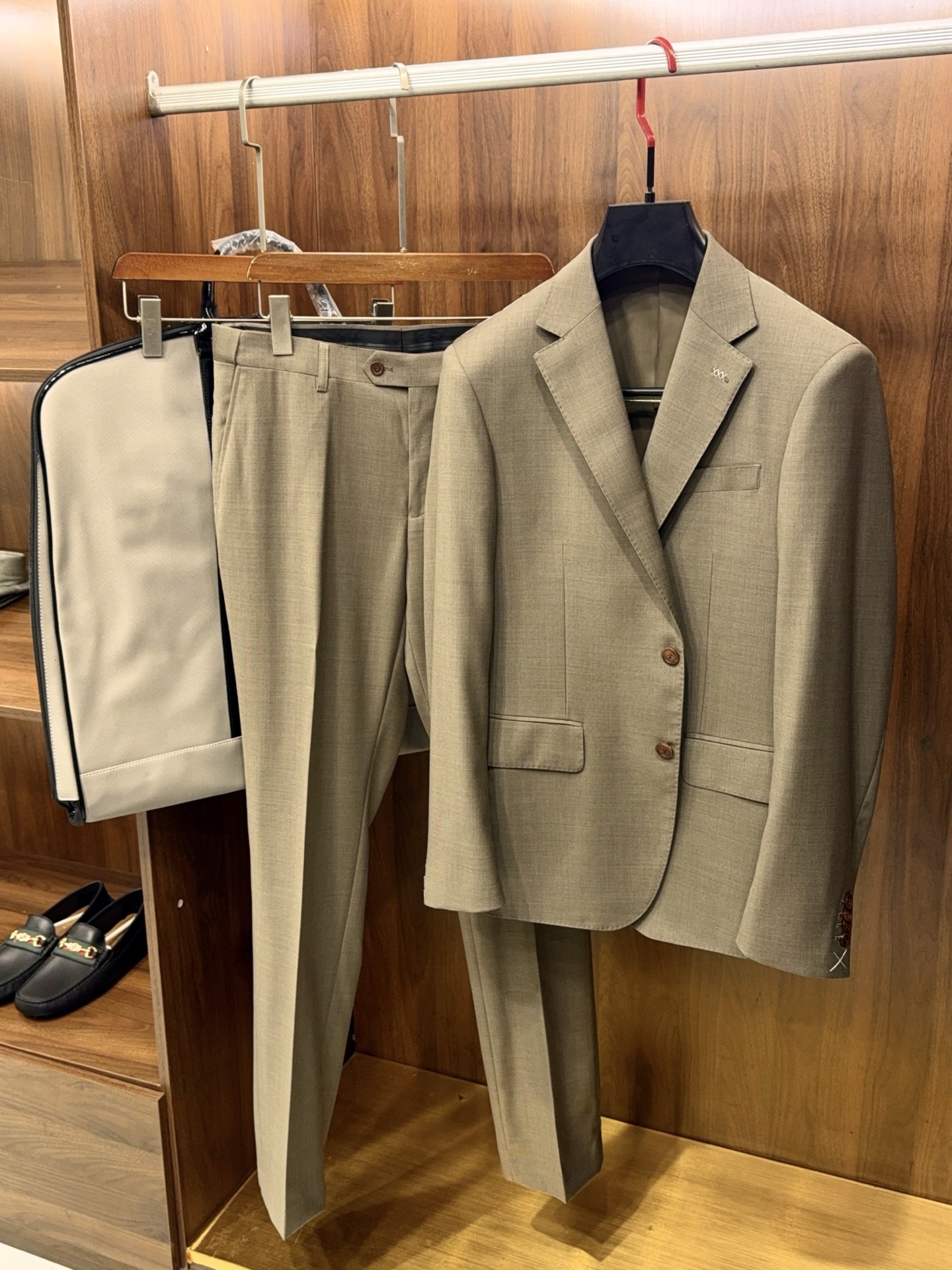 NO:638145,[New arrival at the counter, specially woven khaki wool!  A must-have suit suit with notched lapel design and hand-sewn four-button cuffs for commuting] New product in the autumn and winter counter: wool khaki suit suit, a high-end quality choice for commuting.  When commuting wear says goodbye to mediocrity, a suit with both texture and practicality is the confidence of working men. This season's new suit suit in the counter is made of pure wool as the bone and special weaving craftsmanship as the soul. The khaki color has a warm style, which can easily balance business formality and daily relaxation, and has become an indispensable hard currency in the commuting wardrobe.  Selected high-count wool fabrics are polished by special weaving techniques. The texture is fine and firm but still soft and drapey. The upper body is straight without slumping shoulders, and it has neat lines when walking. The khaki color fades away the dullness of black and white and gray, and blends into the gentle texture of earth tones. It can be suitable for serious meeting occasions, but also can control the casual atmosphere of afternoon coffee bureaus. It is full of versatile attributes.  The classic notch lapel design not only modifies the neck line but also shows an elegant aura, which is a timeless expression of business aesthetics; the cuffs are hand-stitched with four live buckles, and the details show craftsmanship. The elasticity can be adjusted at will, taking into account both beauty and practicality; the overall tailoring fits the Asian men's figure, the waist is not tight, the shoulders are broad and not bloated, and it is not easy to wrinkle after sitting for a long time, which is perfect for the high-frequency wearing needs of workplace commuting.  From fabric selection to craftsmanship, every detail hides the ultimate pursuit of quality, so that commuting wear does not need to be deliberately crafted, but can have its own high-end texture and easily become the focus of temperament in the workplace. M-3XL, men's clothing, business suit, alexander wang19860909【专柜新品特织卡其色羊毛！通勤必备平驳领设计手工缝制四粒活扣袖口西装套装】 秋冬专柜新品 羊毛卡其色西装套装,通勤高阶质感之选. 当通勤穿搭告别平庸,一件兼具质感与实穿性的西装,便是职场男士的气场底气.本季专柜新品西装套装,以纯羊毛为骨,特织工艺为魂,卡其色系自带温润格调,轻松平衡商务正式与日常松弛,成为通勤衣橱的刚需硬通货. 精选高支羊毛面料,经特织工艺打磨,肌理细腻紧实却不失柔软垂坠感,上身挺括不塌肩,行走间自带利落线条；卡其色褪去黑白灰的沉闷,融入大地色系的温柔质感,既能适配严肃会议场合,也能驾驭午后咖啡局的休闲氛围,百搭属性拉满. 经典平驳领设计,修饰颈部线条的同时尽显儒雅气场,是永不过时的商务美学表达；袖口采用手工缝制四粒活扣,细节处彰显匠心工艺,可随心调节松紧,兼顾美观与实用性；整体剪裁贴合亚洲男士身形,收腰不紧绷,阔肩不臃肿,久坐不易起皱,完美适配职场通勤的高频穿着需求. 从面料甄选到工艺打磨,每一处细节都暗藏对品质的极致追求,让通勤穿搭无需刻意雕琢,便能自带高阶质感,轻松成为职场中的气质焦点.M-3XL,男装,business suit,alexander wang,Women's clothing