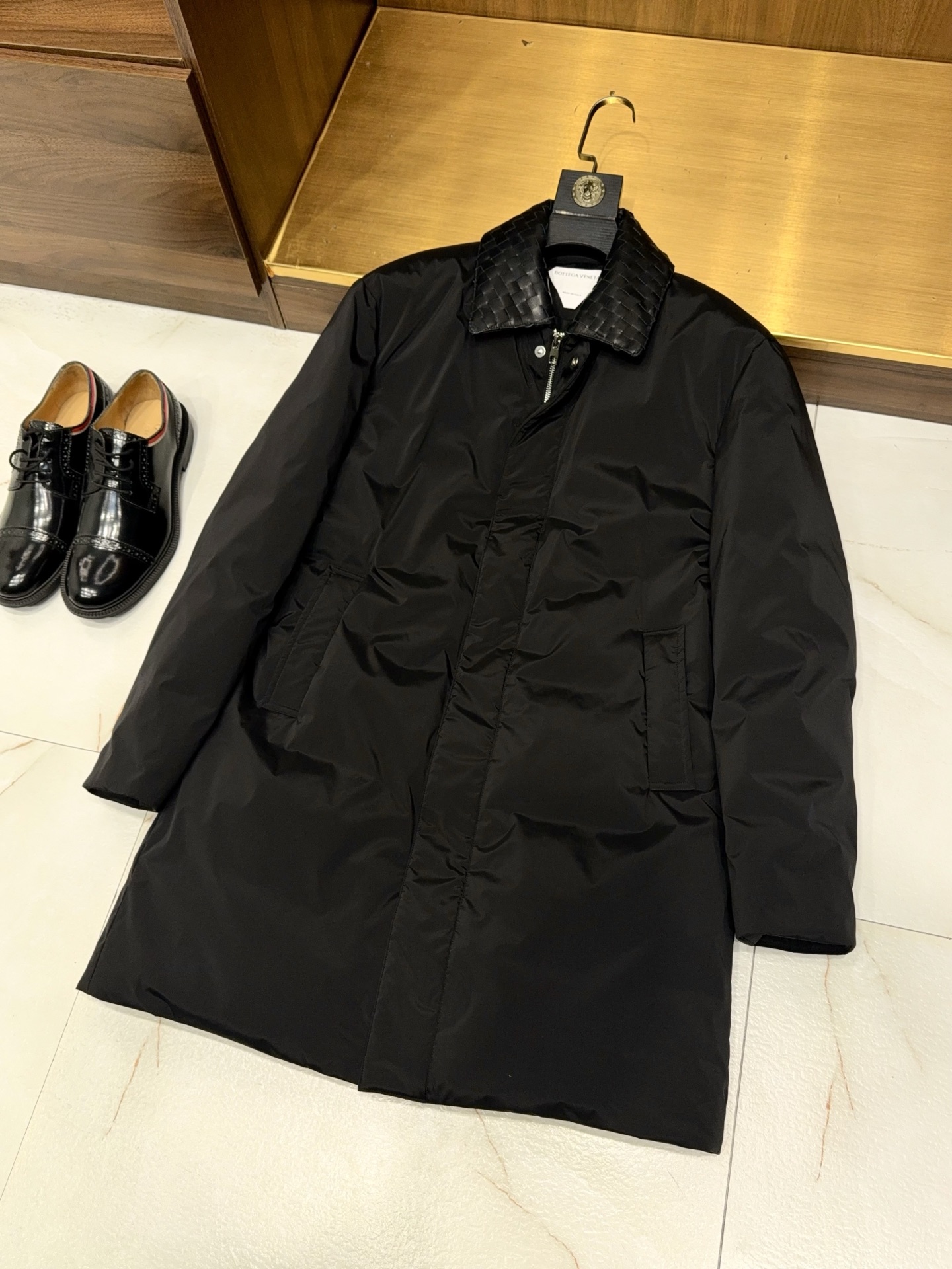 NO:638135,[BV’s classic sheepskin plaid pattern!  Imported polyester fiber fabric filled with 90% white goose down, lightweight, comfortable and warm, mid-length windbreaker style down jacket] Men's BV classic sheepskin woven plaid windbreaker style down jacket, a high-end fusion of elegance and warmth. When BV's iconic craftsmanship meets the urgent need for warmth in winter, this mid-length windbreaker style down jacket came into being. With the luxurious gene of leather weaving and the hard-core warmth of goose down filling, it redefines the high-end wearing paradigm for men in winter.  Imported high-quality sheep leather is selected as the core design carrier, and BV's classic woven plaid technology is continued. Every inch of the interwoven texture is hand-carved by craftsmen. The texture is tight and full without losing elasticity, breaking the heavy and dull texture of traditional leather and giving the body a flexible texture. The sheep leather has a soft and delicate touch like clouds. It is close to the skin and has no pressure. At the same time, the warm luster precipitates a unique retro texture when worn, showing a low-key and luxurious brand recognition in every gesture.  The outer fabric is made of imported polyester fiber, which has been treated with a special process to be windproof and anti-wrinkle. The texture is crisp and stylish. It can not only outline the neat silhouette of the windbreaker, but also resist the cold wind in winter. It can also keep the clothes dry and tidy in rainy and snowy weather. The interior is filled with 90% high-purity white goose down, and the down comes from the core of the goose belly.  The fluffiness of down is far higher than that of ordinary down. Each ounce of down contains millions of fine velvet threads, forming an efficient heat-locking air layer. The thermal insulation efficiency is 1.8 times that of ordinary duck down, but it is only one-sixth the weight of cotton clothing. It achieves a wearing experience of 'light as a feather, warm as a constant temperature cabin', and can calmly cope with sub-zero temperatures.  The mid-length style of the windbreaker is the finishing touch. The length is just right, covering the waist and hips to the mid-thigh. It modifies the body proportions while providing all-round thermal protection. It combines the elegance and neatness of the windbreaker with the practical warmth of the down jacket. Ingenuity is hidden in the details. The crisp lapels can be stood up or flat, switching between business and leisure atmosphere; invisible  The double fly placket with snap buttons and zipper enhances the temperature locking performance while maintaining visual simplicity; the side slit design adds a flexible atmosphere and shows a free and easy posture when walking. Pair it with slim-fitting trousers to create an elite look in the workplace, or pair it with jeans to create a casual and trendy masculine style. It can be easily held in various scenes such as commuting, dating, and outdoors.  It is not only a warm winter jacket, but also a textured item that perfectly integrates BV luxury brand craftsmanship, natural material advantages and modern dressing needs. It allows you to embrace the lightness and comfort of clouds in the cold winter, and with its unique woven plaid and windbreaker silhouette, it can become a style pioneer with its own radiance among the crowd. M-3XL arrives next day, Bottega Veneta - clothing, bottega veneta, bottega  veneta,jeans,jackets & coats,down jacket,sheepskin,alexander wang19860909【BV家经典绵羊皮编制格纹！进口聚酯纤维面料填充90白鹅绒轻盈舒适保暖中长款风衣式羽绒服】男士BV经典绵羊皮编织格纹风衣式羽绒服,奢雅与暖度的高阶融合. 当BV标志性匠心邂逅冬日保暖刚需,这款中长款风衣式羽绒服应运而生,以皮革编织的奢感基因、鹅绒填充的硬核保暖,重新定义冬季男士高阶穿搭范式. 甄选进口优质绵羊皮为核心设计载体,延续BV经典编织格纹工艺,每一寸交织纹理均由匠人手工雕琢,纹路紧密饱满却不失弹性,打破传统皮革的厚重沉闷,赋予衣身灵动的肌理层次.绵羊皮自带云朵般柔软细腻的触感,贴肤无压的同时,温润光泽随穿着沉淀出独特的复古质感,举手投足间尽显低调奢华的品牌辨识度. 外层面料采用进口聚酯纤维,经特殊工艺处理后兼具防风抗皱属性,质感挺括有型,既能勾勒风衣的利落廓形,又能抵御冬日寒风侵袭,雨雪天气亦能保持衣身干爽整洁.内里填充90高纯度白鹅绒,绒朵源自鹅腹部核心部位,蓬松度远超普通羽绒,每盎司绒朵蕴含百万根细密绒丝,形成高效锁热空气层,保暖效率是普通鸭绒的1.8倍,却仅为棉服六分之一的重量,实现“轻如鸿毛,暖若恒温舱”的穿着体验,零下低温也能从容应对. 中长款风衣版型是点睛之笔,长度恰到好处覆盖腰臀至大腿中段,修饰身形比例的同时提供全方位保暖防护,兼具风衣的优雅利落与羽绒服的实用温暖.细节处暗藏巧思,挺括翻领可立可平,切换商务与休闲氛围；隐形按扣与拉链双重门襟,强化锁温性能的同时保持视觉简约；侧边开叉设计增添灵动气息,行走间尽显洒脱姿态,搭配修身西裤演绎职场精英范,或配牛仔裤打造随性潮男风,轻松hold住通勤、约会、户外等多元场景. 它不止是一件冬季保暖外套,更是将BV奢牌工艺、天然材质优势与现代穿搭需求完美融合的质感单品,让你在凛冽寒冬中,既能拥抱云朵般的轻盈舒适,又能凭借独特的编织格纹与风衣廓形,成为人群中自带光芒的格调先行者.M-3XL 隔天到货,葆蝶家-服装,bottega veneta,bottega veneta,jeans,jackets & coats,down jacket,sheepskin,alexander wang,Women's clothing