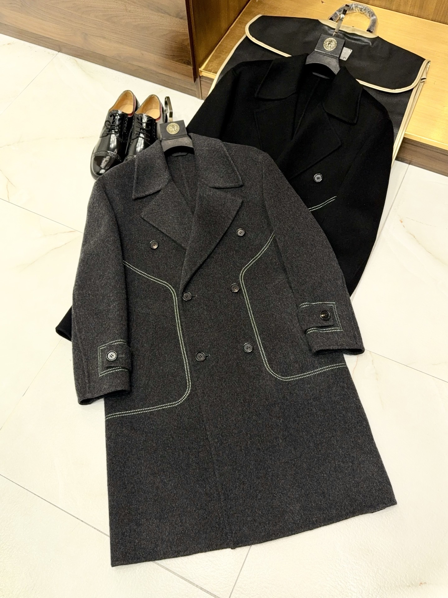 NO:638140,【Aimajia open-line outline design!  Selection of high-quality cashmere woolen fabrics, fashionable large lapel long cashmere coat] Luxurious and elegant style·Men's long cashmere coat. When the minimalist aesthetics of Aima meet the winter dressing philosophy, this cashmere coat with bright lines has become the soul collection of a gentleman's wardrobe. With high luxury craftsmanship as the bone and rare fabrics as the soul, every detail is flowing with a subtle high-end texture.  Select high-quality cashmere and wool blended woolen fabrics. The golden ratio combines the softness and delicacy of cashmere with the stiffness and toughness of wool. The fibers are carefully selected and then woven into custom-made cloth. It feels as fluffy and smooth as clouds, but has built-in muscles and is not easily deformed.  Pilling. The double-sided fabric technology gives the fabric a full three-dimensional velvet feel, a delicate and plump texture, and a low-key luster. In the cold winter, it can not only build a warm shield to resist the invasion of sub-zero temperatures, but also get rid of the bloated constraints and show a light body.  The iconic topstitch outline design is the finishing touch. The hand-stitched fine topstitch stretches along the body lines, clearly outlining the neat silhouette, breaking the dullness and making the sense of craftsmanship a flowing scenery. Paired with fashionable large lapel tailoring, the widened collar optimizes the shoulder and neck lines. It can be folded casually to create a lazy style, and can also stand up to resist the cold wind. It has both aesthetic and practical attributes, and can easily wear a straight aura with right-angled shoulders.  The long tailoring extends to below the knees, visually elongating the body proportions, and can control the calm aura regardless of tall or short body shapes. The loose silhouette leaves ample room for movement, and a turtleneck cashmere sweater can be worn underneath to show elegance. Pair it with a shirt and trousers to show your sophistication, and you can seamlessly switch between casual and formal scenes. From  From fabrics to craftsmanship, from styles to details, every aspect is hidden with ingenuity, making winter wear farewell to mediocrity, and interpreting the high-end taste of gentlemen with luxury and elegance. M-3XL, men's clothing, hermes, shirts, gold, alexander  wang19860909【爱马家明线轮廓设计！甄选优质羊绒羊毛毛呢面料时尚大翻领长款羊绒大衣】 奢雅风骨·男士长款羊绒大衣. 当爱马家的极简美学邂逅冬日穿搭哲学,这款明线轮廓羊绒大衣,便成为绅士衣橱里的灵魂藏品.以高奢工艺为骨,以珍稀面料为魂,每一处细节都流淌着不彰自显的高级质感. 甄选优质羊绒与羊毛混纺毛呢面料,黄金配比融合羊绒的软糯细腻与羊毛的挺括韧性,纤维经过严苛筛选后定织成布,触感如云朵般蓬松柔滑,却自带筋骨不易变形起球.双面呢工艺赋予面料饱满的立体绒感,肌理细腻丰盈,自带低调光泽,寒冬里既能筑起温暖护盾,抵御零下低温的侵袭,又能摆脱臃肿束缚,尽显轻盈体态. 标志性明线轮廓设计是点睛之笔,手工缝制的细密明线沿着衣身线条舒展,将利落廓形清晰勾勒,打破沉闷的同时,让工艺感成为流动的风景.搭配时尚大翻领剪裁,加宽领型优化肩颈线条,既能随性翻折营造慵懒格调,又可立起抵御寒风,兼具美学与实用属性,轻松穿出直角肩的挺拔气场. 长款剪裁延伸至膝下,视觉上拉长身形比例,无论高矮身形都能驾驭出从容气场.宽松廓形预留充足活动空间,内搭高领羊绒衫显儒雅,搭配衬衫西裤彰干练,休闲与正式场景无缝切换.从面料到工艺,从版型到细节,每一处都暗藏匠心,让冬日穿搭告别平庸,以奢雅风骨诠释绅士的高阶品味.M-3XL,男装,hermes,shirts,gold,alexander wang,Women's clothing