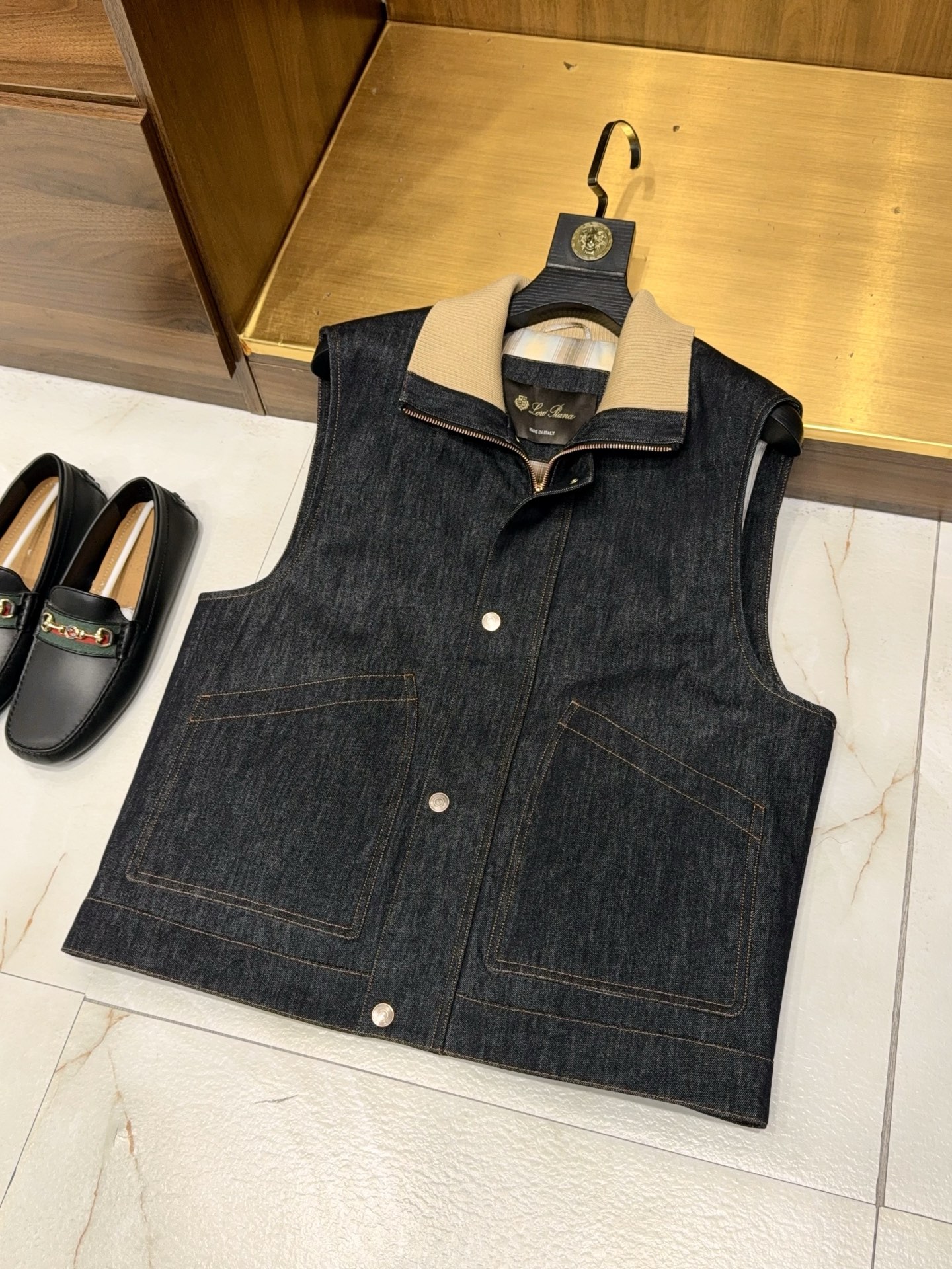 NO:638142,【The down vest is finally here!  LP's denim fabric interior is filled with 90% white goose down, lightweight and warm knitted collar vest jacket] The wait is finally here!  LP men's denim down vest, warm and stylish, is just what you need in autumn and winter. The texture trump card for layering in autumn and winter is finally here!  The men's down vest created by LP perfectly combines the casual genes of denim with the luxurious warmth of goose down. Every detail hides the high-end wear tips, making it a must-have item for your wardrobe.  The outer layer is made of high-density denim fabric, which has a vintage texture and crisp texture. It is wear-resistant and has a casual and uninhibited style. It can hold its aura during daily commuting and outdoor travel, and has a charm accumulated over time. The inside is filled with 90 large white goose down, which is full of velvet.  The velvet is full and long, and when full, it is as light and pressure-free as if it were wrapped in clouds. However, it can firmly lock in body temperature, easily resist the cold wind of late autumn and the coolness of winter, and has full cold resistance. After multiple high-temperature cleaning processes, the velvet core is clean and odorless, and can be worn safely on sensitive skin.  The finishing touch is the knitted collar, which is soft and skin-friendly and wraps around the neck, saying goodbye to the discomfort caused by the cold wind. At the same time, it neutralizes the toughness of the denim and adds a delicate and gentle texture, taking into account both appearance and practicality. Upgraded quadruple lock velvet technology, precision quilting and routing to secure the goose down  Locked firmly in the compartment, it eliminates the worry of velvet running away, and keeps you warm even after long-term wear. The neat shape of the vest is not flattering on your figure, with ample volume under the arms. It can be worn with a shirt, a sweater or a coat without any restrictions. It can be worn easily to create a layered and neat figure, making you look slim and energetic.  From the slight coolness of late autumn to the severe cold of winter, this vest is your best dressing helper. It can be worn alone to show off your personality, or can be layered to enhance the style. It is light, warm and fashionable in both directions. With it in your autumn and winter wardrobe, you can easily create a high-end style that is warm but not bulky!  M-3XL next day arrival, men's clothing, loro piana, jackets & coats, sweaters, shirts, down jacket, alexander wang19860909【羽绒马甲总于等到了！LP家牛仔面料内里填充90白鹅绒轻盈保暖针织衣领背心外套】终于等到了！LP男士牛仔羽绒马甲,暖而有型的秋冬刚需. 秋冬叠穿的质感王牌终于登场！LP家重磅打造的男士羽绒马甲,将牛仔的率性基因与鹅绒的奢级保暖完美融合,每一处细节都藏着高阶穿搭的小心机,妥妥的衣橱刚需单品. 外层甄选高密牛仔面料,自带复古肌理与挺括质感,耐磨抗造的同时透着随性不羁的格调,日常通勤、户外出行都能hold住气场,越穿越有岁月沉淀的韵味.内里填充90大朵白鹅绒,绒朵饱满、绒丝绵长,蓬松度拉满如同裹着云朵般轻盈无压,却能牢牢锁住体温,轻松抵御深秋寒风与冬日凉意,抗寒力直接拉满.经过多道高温洁净工艺处理,绒芯洁净无异味,敏感肌也能安心贴穿. 点睛之笔的针织衣领,柔软亲肤包裹脖颈,告别冷风吹袭的不适感,同时中和了牛仔的硬朗,增添几分细腻温柔的质感,兼顾颜值与实用性.升级四重锁绒工艺,精密绗缝走线将鹅绒牢牢锁在分隔仓内,杜绝钻绒跑绒烦恼,久穿依旧保暖在线.利落的背心版型不挑身材,腋下放量充足,内搭衬衫、毛衣或外叠大衣都毫无束缚,轻松穿出层次感与利落身形,显瘦又精神. 从深秋的微凉到冬日的严寒,这件马甲都是你的穿搭神助攻,既能单穿彰显个性,又能叠穿提升造型质感,轻盈保暖与时尚格调双向拉满,秋冬衣橱有它,轻松拿捏暖而不臃肿的高阶型格！M-3XL 隔天到货,男装,loro piana,jackets & coats,sweaters,shirts,down jacket,alexander wang,Women's clothing