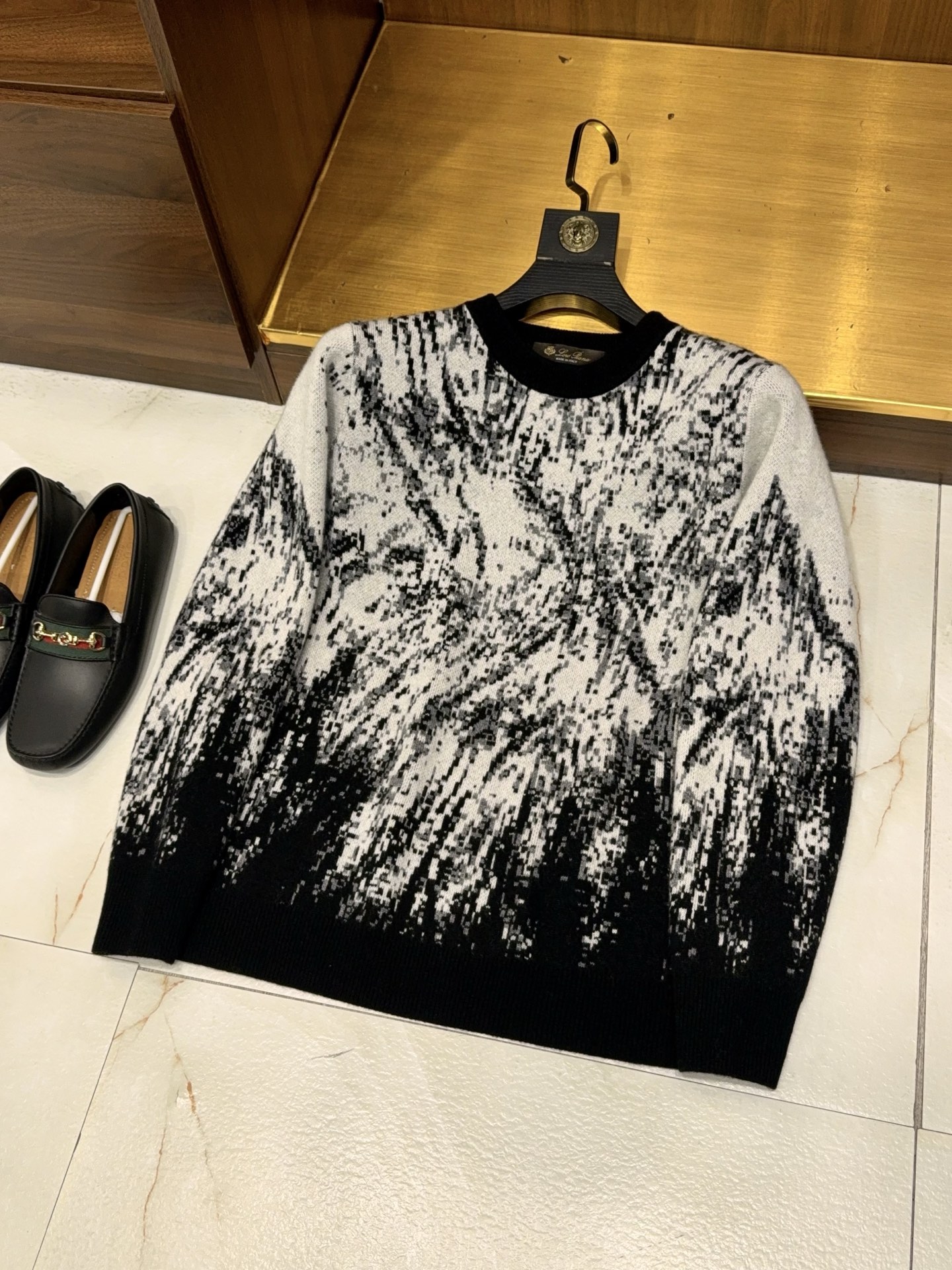 NO:638137,【Full visual sense!  High-density dyed four-flat knitting technology, black, white and gray three-color contrasting jacquard pattern wool and cashmere blended yarn round-neck cashmere sweater] Visual shock!  Men's high-density contrasting jacquard wool and cashmere blended round-neck cashmere sweater. When the deep black, pure white, and calm gray collide and interweave, a visual feast in the knitting world begins. This round-neck cashmere sweater uses high-end design language to perfectly integrate the luxury of fabrics, precision craftsmanship, and trendy aesthetics. Every inch exudes unreplicable style charm.  Wool and cashmere blended yarns are selected for weaving. The softness and warmth of cashmere complement the crisp texture of wool. The fiber fineness is precisely controlled. The touch is as light and skin-friendly as a cloud wrapping around the body. There is no skin-piercing feeling when worn next to the body.  At the same time, it has excellent warmth retention and breathability. It can keep the temperature in the cold winter without being stuffy, and can resist the wind without being heavy in spring. The yarn has a delicate luster, and it has a low-key and luxurious texture under the light and shadow, showing high-end taste when you raise your hand.  The core is equipped with high-density dyed four-flat knitting technology, which is derived from the classic double-sided knitting technology. The double-layer coils are interlocked to form a natural air insulation layer. The measured warmth retention is 23 times higher than that of ordinary plain knitting. At the same time, the fabric surface is tight and solid, wrinkle-resistant, not easy to deform, and durable.  It resists pilling, keeps the shape crisp after long-term washing, and says goodbye to the embarrassment of being loose and floppy. The precision weaving process makes the fabric density far higher than conventional, and the texture is clear and neat. It not only has thick texture support, but also has a flexible drape, and can easily outline a neat figure.  The visual focus is undoubtedly the contrasting jacquard pattern of black, gray and white, which is precisely woven with multiple yarn nozzles on an imported jacquard machine. The three basic tones are disassembled and reorganized to form a three-dimensional texture with distinct layers, breaking the monotony of solid color knitting. The jacquard pattern is well-proportioned,  It not only has neat and capable geometric lines, but also implies ingenious details of texture changes. Against the background of the simple round neck, the neck line is even more slender. Whether it is the main pattern on the chest or the embellishment patterns on the sleeves, they all demonstrate the ultimate pursuit of craftsmanship.  The round neck style is classic and versatile, and the slightly loose cut is not flattering on the body shape. It can not only modify the shoulder and neck lines, but also retain enough space for movement, taking into account the casual and elite style. When worn alone, the contrasting jacquard becomes the core highlight of the style, which can easily capture the trend of street photography. Wear it with a shirt or base layer to reveal the color details of the collar and cuffs, and the rich layers show your ingenuity. It can balance formality and fashion when worn with suits and coats, and is suitable for all scenarios including business commuting, daily leisure, and weekend outings.  This is not only a cashmere sweater, but also a styling tool for men's autumn and winter wardrobe. Made of luxurious fabrics, shaped with exquisite craftsmanship, and eye-catching with contrasting jacquards, it can easily unlock multiple dressing styles, making every appearance bring a high-gloss aura. M-3XL monochrome, men's clothing, shirts, business suit, alexander wang19860909【视觉感拉满！高密色织四平针织工艺黑、白、灰三色撞色提花图案羊毛羊绒混纺纱线圆领羊绒衫】视觉暴击！男士高密撞色提花羊毛羊绒混纺圆领羊绒衫. 当黑的深邃、白的纯粹、灰的沉稳碰撞交织,一场针织界的视觉盛宴就此启幕.这款圆领羊绒衫以高阶设计语言,将面料奢感、工艺精度与潮流美学完美融合,每一寸都散发着不可复制的型格魅力. 甄选羊毛羊绒混纺纱线织造,羊绒的软糯温润与羊毛的挺括质感相得益彰,纤维细度精准把控,触感如云朵裹身般轻盈亲肤,贴身穿毫无扎肤感,同时兼具优异的保暖性与透气性,寒冬锁温不闷热,春日抗风不厚重.纱线自带细腻光泽,在光影下流转着低调奢华的质感,抬手间尽显高阶品味. 核心搭载高密色织四平针织工艺,源自经典的双面编织技术,双层线圈交叉咬合形成天然空气保温层,实测保暖性比普通平针提升23,同时织面紧致扎实,抗皱不易变形、耐穿抗起球,久洗依旧保持版型挺括,告别松垮软塌的尴尬.精密的织造工艺让面料密度远超常规,纹理清晰工整,既有厚实的质感支撑,又不失灵动的垂坠感,轻松勾勒利落身形. 视觉焦点当属黑灰白三色撞色提花图案,采用进口提花机多纱咀精准织造,三种基础色调拆解重组,形成层次分明的立体纹路,打破纯色针织的单调沉闷.提花图案错落有致,既有几何线条的利落干练,又暗含肌理变化的细节巧思,在简约圆领的衬托下,更显颈部线条修长,无论是胸前的主图案还是衣袖的点缀纹样,都彰显着匠心工艺的极致追求. 圆领版型经典百搭,微宽松剪裁不挑身材,既能修饰肩颈线条,又保留充足活动空间,兼顾休闲随性与精英干练.单穿时,撞色提花成为造型核心亮点,轻松拿捏街拍潮感；内搭衬衫或打底,露出领口与袖口的色彩细节,层次丰富尽显穿搭巧思；外搭西装、大衣,又能平衡正式感与时尚度,商务通勤、日常休闲、周末出游全场景适配. 这不止是一件羊绒衫,更是男士秋冬衣橱的造型利器.用奢级面料打底,以精湛工艺塑形,靠撞色提花吸睛,轻松解锁多元穿搭风格,让每一次出镜都自带高光气场.M-3XL 单色,男装,shirts,business suit,alexander wang,Women's clothing