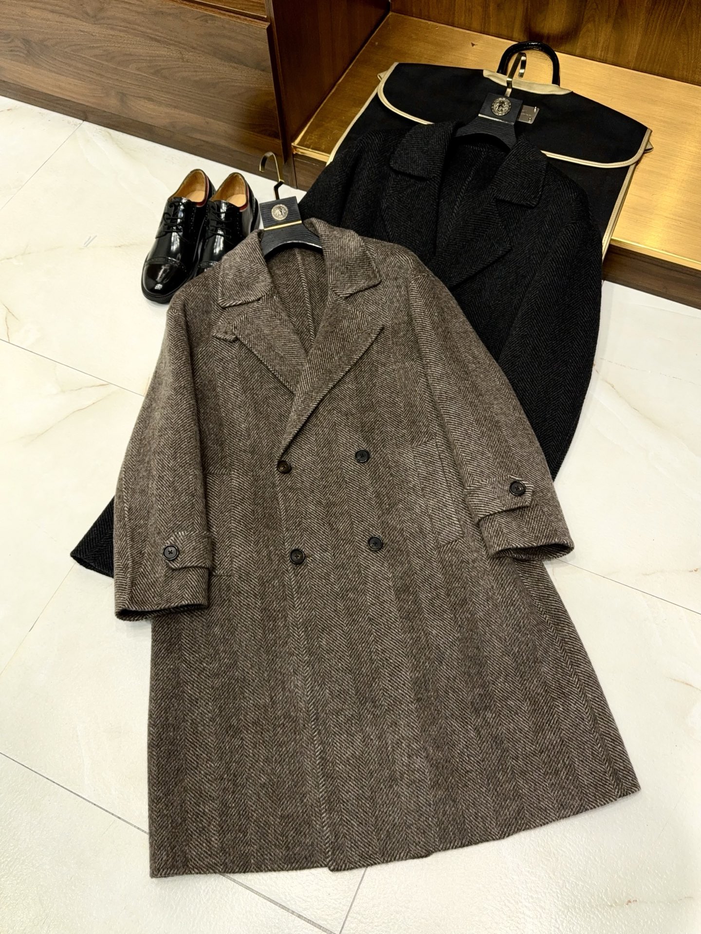 NO:638595,[The catwalk model is loved by celebrities!  Selected wool and cashmere thickened woolen fabric with large lapel design double-breasted cashmere long windbreaker coat] Star Select Luxury Customized, wool and cashmere thickened long windbreaker coat.  Select 10 rare cashmere worsted wool golden ratio fabrics from the core production area of Alxa in Inner Mongolia. The fiber fineness reaches 16.5μm. After 28 low-temperature softening processes, it feels like a cloud wrapping the body. It is thickened by 400g/m and has a gram weight of 400g/m. It can lock in temperature in cold winter without being bloated.  The large lapel design integrates the genes of the haute couture show. The 6cm widened collar extends the neck line. It is equipped with hand-made arch stitch stitching technology and 12 stitches per inch to highlight the craftsmanship. The double-breasted buttons are polished with deep-sea mother-of-pearl for a unique natural texture. The placket has a hidden button + windproof diagonal pocket design, which combines luxurious texture with practical functions.  The long silhouette modifies the body proportions, and the shoulder line adopts 3D three-dimensional tailoring. It hangs naturally without any sense of restraint. From red carpet appearances to daily commuting, it can become the core item of the focus of styling by virtue of the scarcity and unique design of high-end materials, interpreting the luxurious style of men's high-end wear. M-3XL khaki gray, men's clothing, gold, alexander wang19860909【走秀款明星大爱！精选羊毛羊绒加厚款毛呢面料大翻领设计双排扣羊绒长款风衣大衣】星选奢定,羊毛羊绒加厚长款风衣大衣. 甄选10珍稀山羊绒精纺羊毛黄金配比面料,源自内蒙古阿拉善核心产区,纤维细度达16.5μm,经28道低温柔化工艺,触感如云朵裹身,加厚400g/m克重,寒冬锁温不臃肿. 大翻领设计融合高定秀场基因,6cm加宽领型延伸颈部线条,搭配手工拱针锁边工艺,每英寸12针密缝彰显匠艺；双排扣采用深海贝母打磨,天然纹理独一无二,门襟隐藏式暗扣+防风斜插袋设计,兼顾奢华质感与实用功能. 长款廓形修饰身形比例,肩线采用3D立体剪裁,自然垂坠无束缚感,从红毯亮相到日常通勤,皆能凭借高端材质的稀缺性与设计独特性,成为焦点造型的核心单品,诠释男士高阶穿搭的奢华格调.M-3XL 卡其 灰色,男装,gold,alexander wang,Women's clothing