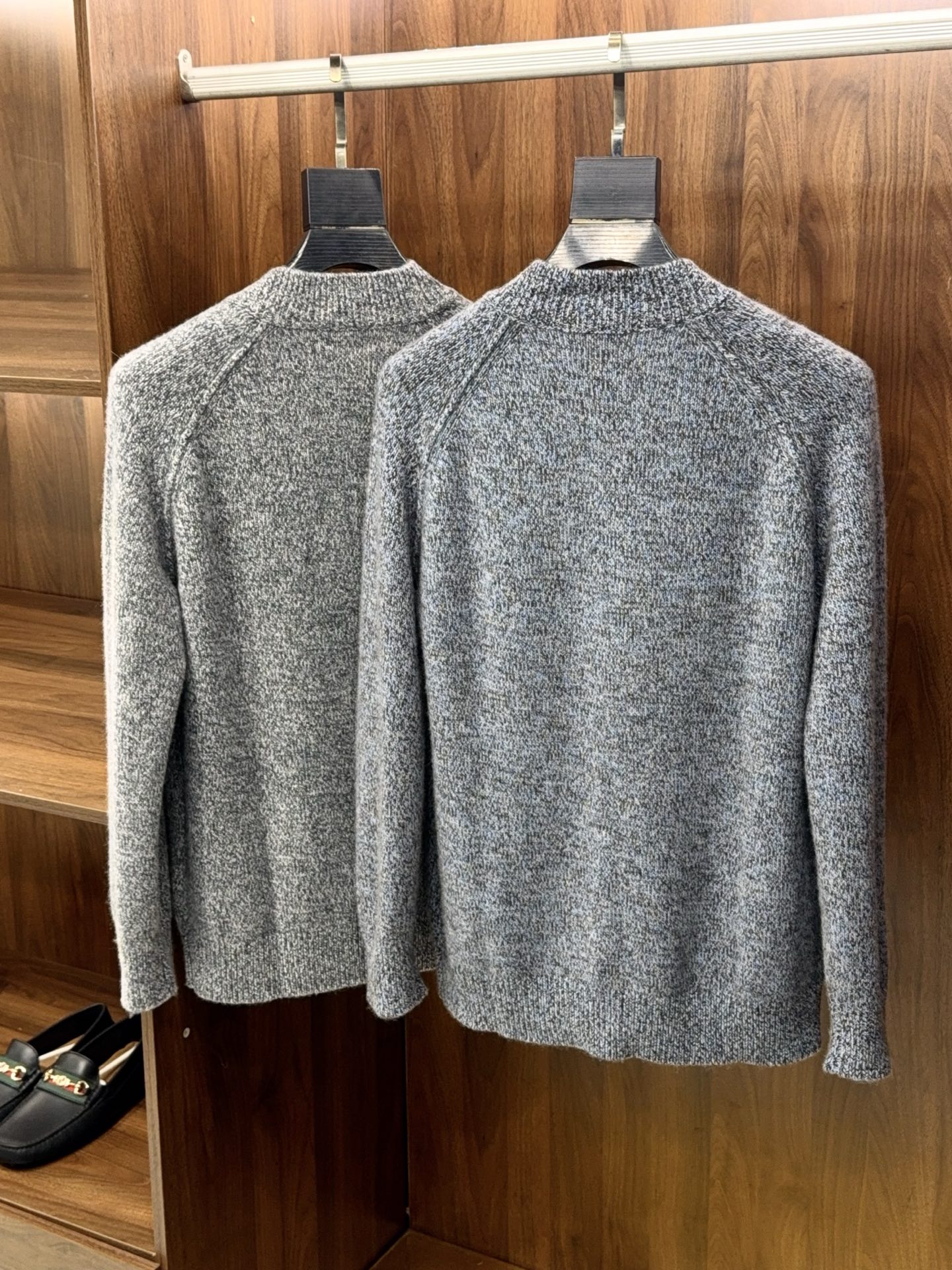 时尚精品！特织三色混纱花纱含35%羊绒65%羊毛精纺纱线马鞍肩立领设计拼接小羊皮羊绒衫奢华混纺羊绒衫，特