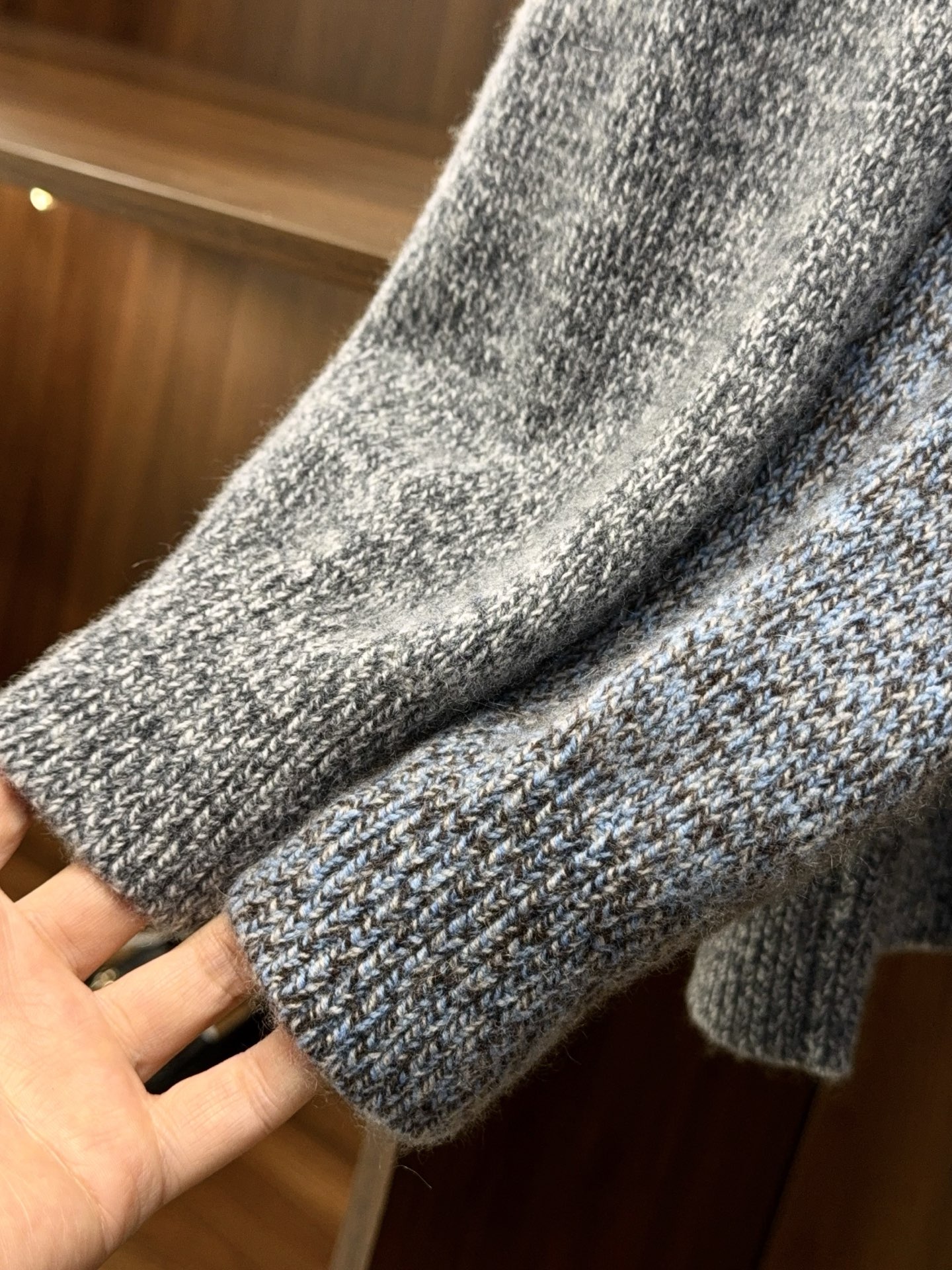 时尚精品！特织三色混纱花纱含35%羊绒65%羊毛精纺纱线马鞍肩立领设计拼接小羊皮羊绒衫奢华混纺羊绒衫，特