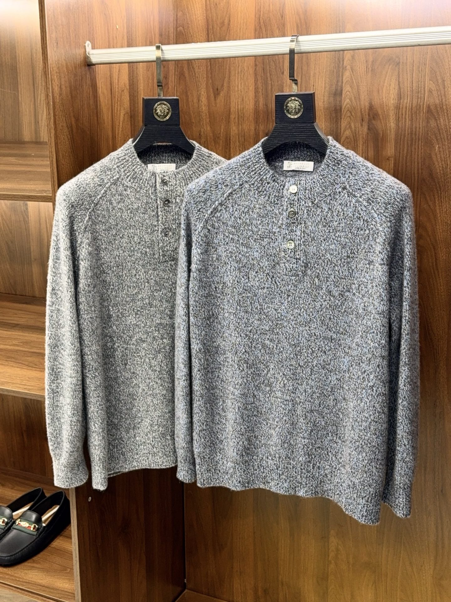 NO:656708,Fashion boutique!  Specially woven three-color blended floral yarn contains 35% cashmere 65% wool worsted yarn, saddle shoulder stand-up collar design, spliced lambskin cashmere sweater, luxurious blended cashmere sweater, high-end collision of specially woven floral yarn and lambskin.  35% rare cashmere and 65% high-count wool are selected, and the worsted yarn is spun with a special three-color blending process. Each strand is interwoven with a natural gradient floral texture. The soft and waxy luster hides low-key layers. It feels like a cloud wrapping the skin. It combines the warmth and softness of cashmere with the stiffness and style of wool.  The innovative saddle-shoulder cut breaks the rules, and the shoulder lines smoothly fit the curves of the shoulders and neck, modifying the body proportions to make the body more upright; the stand-up collar design is simple and elegant, windproof and warm while strengthening the neck line, showing an elegant style. The key parts are spliced with fine lambskin, the leather is soft and shiny, forming a texture contrast with the knitted fabric, and the hand-stitching is precise and firm, and every detail shows the craftsmanship.  The perfect fusion of high-end fabrics and unique designs combines luxurious texture and practicality. Whether it is business commuting or daily wear, it can let you reveal your extraordinary taste in the details and become an irreplaceable luxury item in your wardrobe. M-3XL. Two colors, sheepskin, alexander wang19860909时尚精品！特织三色混纱花纱含35羊绒65羊毛精纺纱线马鞍肩立领设计拼接小羊皮羊绒衫奢华混纺羊绒衫,特织花纱与小羊皮的高阶碰撞. 甄选35稀缺羊绒与65高支羊毛,经特织三色混纱工艺纺制精纺纱线,每一缕都交织出自然渐变的花纱肌理,柔糯光泽中暗藏低调层次,触感如云朵裹肤,兼具羊绒的温润软糯与羊毛的挺括有型. 创新马鞍肩剪裁打破常规,肩部线条流畅贴合肩颈曲线,修饰身形比例更显挺拔；立领设计简约大气,防风保暖的同时强化颈部线条,尽显儒雅格调.关键部位拼接细腻小羊皮,皮质柔软有光泽,与针织面料形成质感对比,手工缝线精密牢固,每一处细节都彰显匠心工艺. 高端面料与独特设计的完美融合,兼具奢华质感与穿着实用性,无论是商务通勤还是日常穿搭,都能让你在细节处流露不凡品味,成为衣橱中不可替代的轻奢单品.M-3XL.两色,,sheepskin,alexander wang,Men's clothing