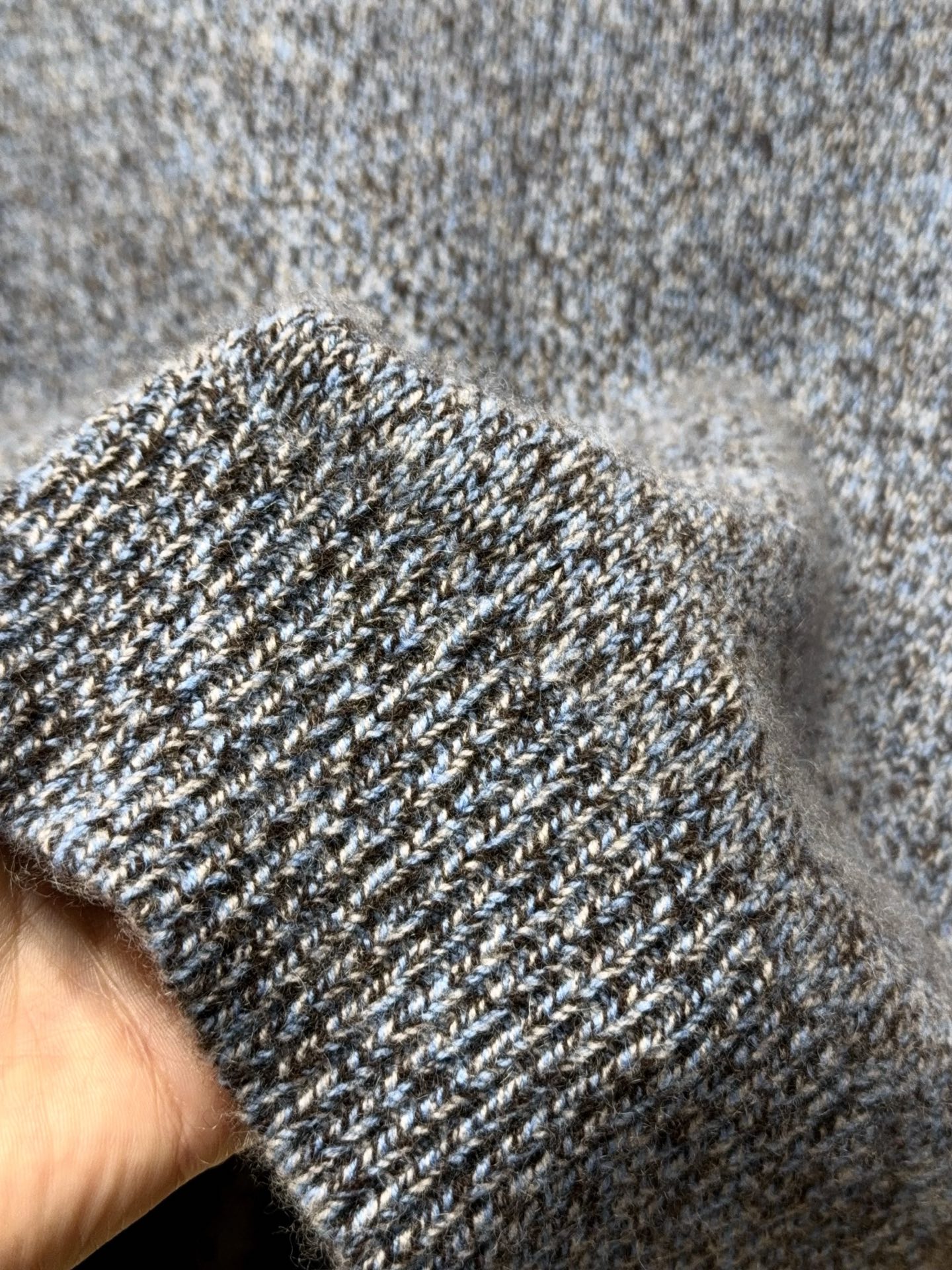 时尚精品！特织三色混纱花纱含35%羊绒65%羊毛精纺纱线马鞍肩立领设计拼接小羊皮羊绒衫奢华混纺羊绒衫，特