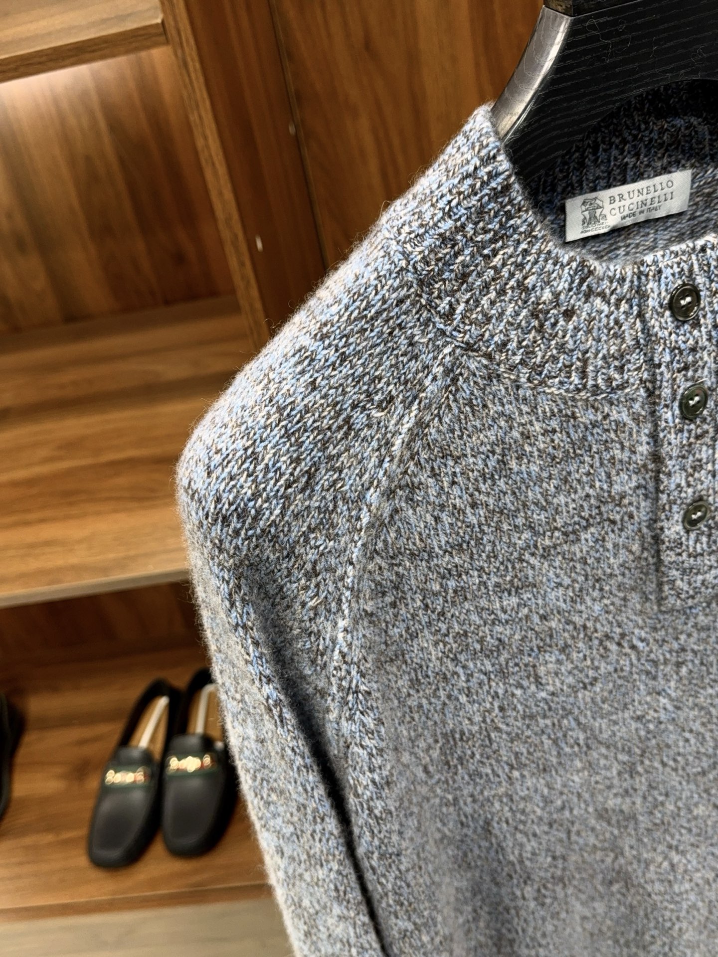 时尚精品！特织三色混纱花纱含35%羊绒65%羊毛精纺纱线马鞍肩立领设计拼接小羊皮羊绒衫奢华混纺羊绒衫，特