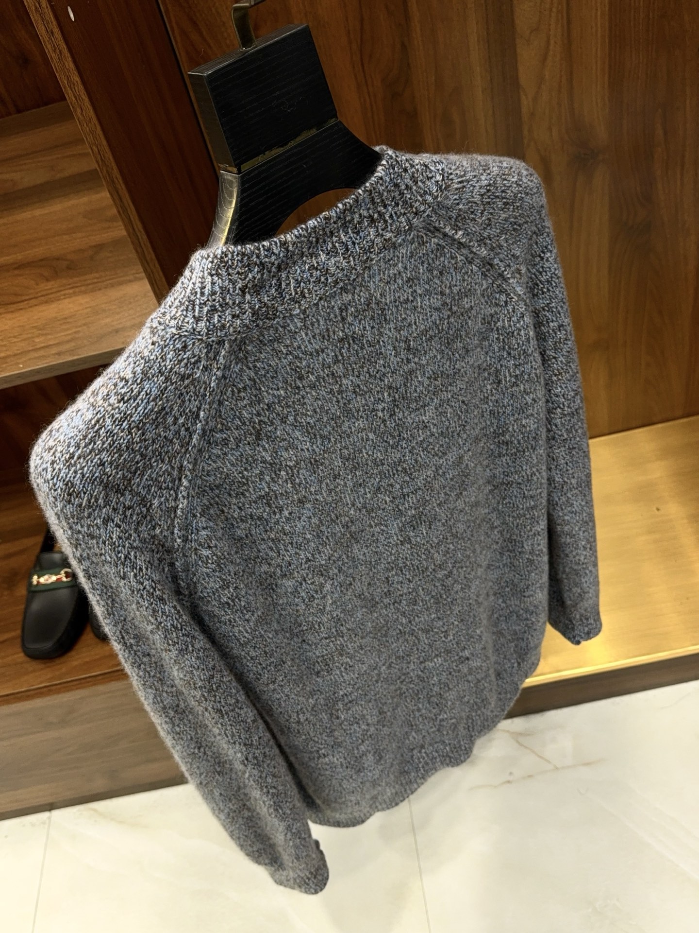 时尚精品！特织三色混纱花纱含35%羊绒65%羊毛精纺纱线马鞍肩立领设计拼接小羊皮羊绒衫奢华混纺羊绒衫，特