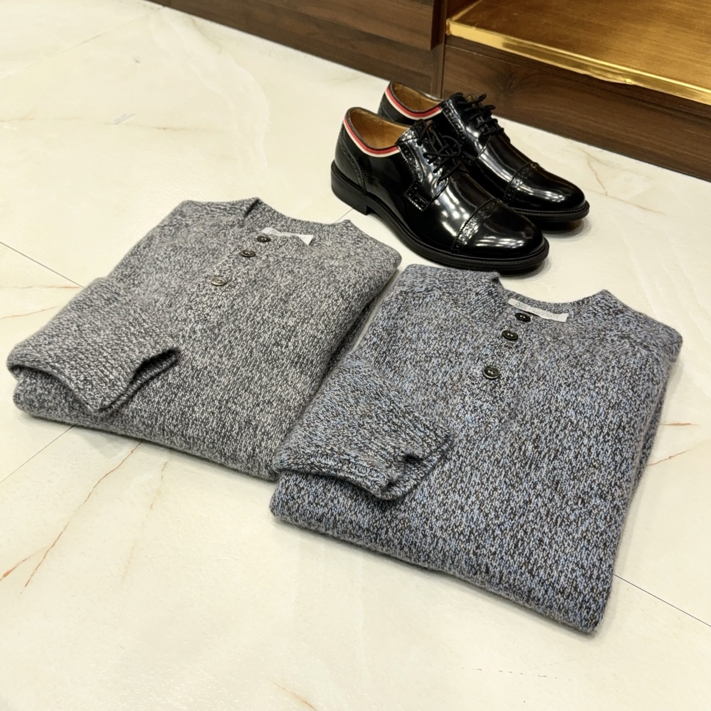 时尚精品！特织三色混纱花纱含35%羊绒65%羊毛精纺纱线马鞍肩立领设计拼接小羊皮羊绒衫奢华混纺羊绒衫，特