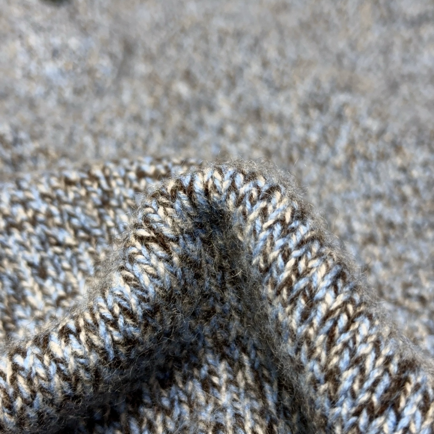 时尚精品！特织三色混纱花纱含35%羊绒65%羊毛精纺纱线马鞍肩立领设计拼接小羊皮羊绒衫奢华混纺羊绒衫，特