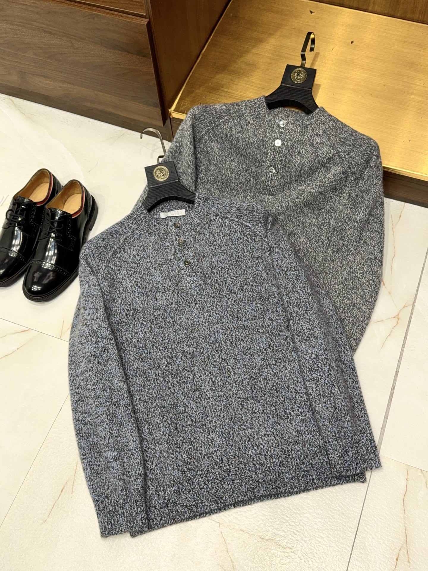 NO:656713,Fashion boutique!  Specially woven three-color blended floral yarn contains 35% cashmere 65% wool worsted yarn, saddle shoulder stand-up collar design, spliced lambskin cashmere sweater, luxurious blended cashmere sweater, high-end collision of specially woven floral yarn and lambskin.  35% rare cashmere and 65% high-count wool are selected, and the worsted yarn is spun with a special three-color blending process. Each strand is interwoven with a natural gradient floral texture. The soft and waxy luster hides low-key layers. It feels like a cloud wrapping the skin. It combines the warmth and softness of cashmere with the stiffness and style of wool.  The innovative saddle-shoulder cut breaks the rules, and the shoulder lines smoothly fit the curves of the shoulders and neck, modifying the body proportions to make the body more upright; the stand-up collar design is simple and elegant, windproof and warm while strengthening the neck line, showing an elegant style. The key parts are spliced with fine lambskin, the leather is soft and shiny, forming a texture contrast with the knitted fabric, and the hand-stitching is precise and firm, and every detail shows the craftsmanship.  The perfect fusion of high-end fabrics and unique designs combines luxurious texture and practicality. Whether it is business commuting or daily wear, it can let you reveal your extraordinary taste in the details and become an irreplaceable luxury item in your wardrobe. M-3XL. Two colors, sheepskin, alexander wang19860909时尚精品！特织三色混纱花纱含35羊绒65羊毛精纺纱线马鞍肩立领设计拼接小羊皮羊绒衫奢华混纺羊绒衫,特织花纱与小羊皮的高阶碰撞. 甄选35稀缺羊绒与65高支羊毛,经特织三色混纱工艺纺制精纺纱线,每一缕都交织出自然渐变的花纱肌理,柔糯光泽中暗藏低调层次,触感如云朵裹肤,兼具羊绒的温润软糯与羊毛的挺括有型. 创新马鞍肩剪裁打破常规,肩部线条流畅贴合肩颈曲线,修饰身形比例更显挺拔；立领设计简约大气,防风保暖的同时强化颈部线条,尽显儒雅格调.关键部位拼接细腻小羊皮,皮质柔软有光泽,与针织面料形成质感对比,手工缝线精密牢固,每一处细节都彰显匠心工艺. 高端面料与独特设计的完美融合,兼具奢华质感与穿着实用性,无论是商务通勤还是日常穿搭,都能让你在细节处流露不凡品味,成为衣橱中不可替代的轻奢单品.M-3XL.两色,,sheepskin,alexander wang,Men's clothing