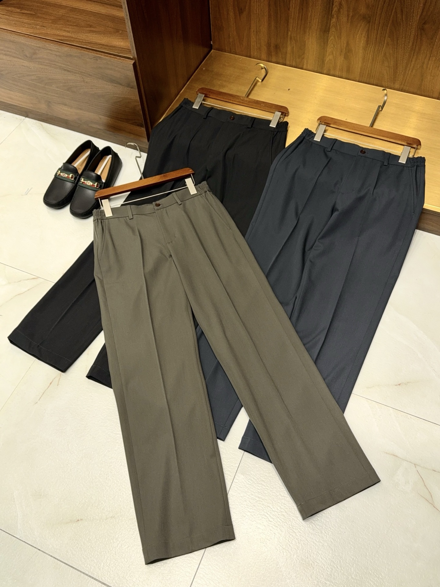 NO:775960,【Versatile pants!  The elastic waist design is suitable for any occasion. Imported acetate wool fiber casual trousers] Imported acetate wool casual trousers, men's versatile trousers, luxury and comfortable for any occasion.  The imported acetate wool blended fabric is selected to perfectly combine the natural texture of wool with the silky luster of acetate fiber. It feels delicate and soft yet firm and strong. The upper body comes with a soft light filter, and the high-end texture is visible to the naked eye. The rare blended ratio not only gives the fabric the practical properties of anti-wrinkle and easy care, but also makes the trousers drape as naturally as water, without a sense of restraint when walking, and without puckering after sitting for a long time.  The innovative elastic waist design breaks the constraint of traditional trousers, and the elastic drawstring hides the ingenuity. It not only retains the comfort of casual trousers, but also has the neat fit of trousers. The waistline adapts to various body shapes, saying goodbye to the trouble of tightening the waist. The neat straight cut modifies the leg shape and elongates the proportion. It can be easily controlled whether it is a formal occasion for business commuting, or a casual scene on a weekend date or daily travel, truly realizing 'one pair of trousers can be worn in all seasons, versatile and stress-free'.  The details highlight the precision hemming technology of the luxurious trouser legs, which are even and neat, and are wear-resistant and not easy to open; the invisible placket design is simple and elegant, avoiding unnecessary decoration, and showing a low-key texture; the side seams are three-dimensionally cut to fit ergonomics, allowing free and unrestricted movement. From fabric selection to craftsmanship, every aspect embodies the ultimate pursuit of high quality, allowing you to be calm and confident in any occasion, showing elegant style. M-3XL, men's clothing,19860909【百搭神裤！松紧腰设计适合任何场合穿着进口含醋酸羊毛纤维面料休闲西裤】进口醋酸羊毛休闲西裤,男士百搭神裤,场合无界奢适. 甄选进口醋酸羊毛混纺面料,将羊毛的天然肌理与醋酸纤维的丝滑光泽完美融合,触感细腻软糯却不失挺括筋骨,上身自带柔光滤镜,高级质感肉眼可见.稀缺混纺配比不仅赋予面料抗皱易打理的实用属性,更让裤身垂坠感如流水般自然,行走间无束缚感,久坐亦不堆褶. 创新松紧腰设计打破传统西裤的束缚感,弹力抽绳暗藏匠心,既保留了休闲裤的自在舒适,又兼具西裤的利落版型,腰围自适应各种身形,告别勒腰困扰.利落直筒剪裁修饰腿型,拉长比例,无论是商务通勤的正式场合,还是周末约会、日常出行的休闲场景,都能轻松驾驭,真正实现“一裤穿遍四季,百搭无压力”. 细节之处彰显奢华裤脚精密锁边工艺,走线均匀工整,耐磨不易开线；隐形门襟设计简约大气,避免多余装饰,尽显低调质感；侧缝立体剪裁贴合人体工学,活动自如无束缚.从面料甄选到工艺打磨,每一处都凝聚着对高品质的极致追求,让你在任何场合都能从容自信,尽显儒雅格调.M-3XL,男装,,Women's clothing