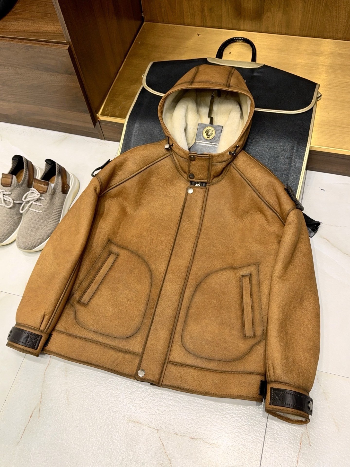 NO:638597,【Sunshine in winter!  Lujia sliding shoulder hooded design epaulette style imported Australian sheepskin fur all-in-one micro wide version fur jacket] Warm tone gentleman in winter, Lujia Australian sheepskin fur all-in-one jacket has a sliding shoulder design to unlock a sunny style.  When the cold wind sweeps across the winter, a fur jacket with both warmth and style is a man's foundation to resist the severe cold, and it is also the key to showing his taste. This leather jacket with sliding shoulders and epaulets from Lujia is based on imported Australian sheepskin, which perfectly integrates the native warmth of the fur with modern design aesthetics, making winter wear farewell to bloat and showing a sunny style.  Selected sheepskin imported from Australia. The natural structure of the fur has its own temperature-locking properties. The fine plush closely fits the skin, locking in warmth without a heavy inner layer, and resisting the cold wind effortlessly. The leather is flexible and shiny, and has been finely tanned. It feels smooth and not stiff. As it is worn, it will become more and more suitable for the body shape, giving off a unique retro texture.  There is hidden ingenuity in the design. The slip-shoulder cut breaks the tough constraints of traditional leather jackets, weakening the shoulder lines while adding a casual and lazy feel. The hooded design neutralizes the luxury of fur and adds a bit of street sunshine. The epaulettes are the finishing touch, strengthening the layering and tough style. The slightly wide version is very friendly to all body shapes. It can not only accommodate shortcomings in the figure, but also create a relaxed and relaxed atmosphere. It can be easily used for daily commuting, outdoor travel or casual gatherings.  From material to craftsmanship, from style to details, every aspect demonstrates ingenuity. The natural texture of native fur complements the simple tailoring, abandoning redundant designs, but hiding exquisiteness in the hemming of the collar and cuffs, allowing warmth and appearance to coexist. In winter, wear this fur all-in-one jacket with denim  Pants are for casual and sunny daily life, and paired with casual trousers, it is the style of a yuppie gentleman. It uses original warmth and neat style to unlock the diverse dressing possibilities for men in winter, making every moment warm and stylish in the cold wind. M-3XL. (Delivery arranged in 3-5 days), Louis Vuitton-Clothing, louis  vuitton,louis vuitton,louis vuitton,jeans,jackets & coats,jackets & coats,leather jacket,sheepskin,hats,alexander wang19860909【冬季里的阳光！驴家滑肩连帽设计肩章款进口澳洲羊皮皮毛一体微阔版型皮草皮衣夹克外套】冬日暖调绅士,驴家澳洲羊皮皮毛一体夹克,滑肩设计解锁阳光型格. 当寒风裹挟寒意席卷冬日,一件兼具温度与格调的皮草夹克,是男士抵御严寒的底气,更是彰显品味的密钥.驴家这款滑肩连帽肩章款皮衣,以进口澳洲羊皮为基底,将皮毛一体的原生暖感与现代设计美学完美融合,让冬日穿搭告别臃肿,尽显阳光型格. 精选澳洲进口羊皮,皮毛一体的天然结构自带锁温属性,细腻毛绒紧密贴合肌肤,无需厚重内搭便能锁住暖意,抵御凛冽寒风毫不费力.皮质柔韧有光泽,经过精细鞣制处理,触感顺滑不僵硬,随着穿着会愈发贴合身形,沉淀出独特的复古质感. 设计上暗藏巧思,滑肩剪裁打破传统皮衣的硬朗束缚,弱化肩部线条的同时增添随性慵懒感,搭配连帽设计,中和了皮草的华贵感,多了几分街头阳光气息.肩章点缀画龙点睛,强化层次感与硬朗格调,微阔版型对各种身形都十分友好,既能包容身材短板,又能营造松弛有度的穿搭氛围,日常通勤、户外出行或休闲聚会都能轻松驾驭. 从材质到工艺,从版型到细节,每一处都彰显匠心.原生皮毛的自然纹理与简约剪裁相得益彰,摒弃冗余设计,却在领口、袖口的包边处理中暗藏精致,让保暖与颜值并存.冬日里,穿上这件皮毛一体夹克,搭配牛仔裤是随性阳光的日常,搭配休闲西裤则是雅痞绅士的格调,用原生暖感与利落型格,解锁男士冬季的多元穿搭可能,让寒风中的每一刻都温暖有型.M-3XL.（3-5天安排发货）,路易威登-服装,louis vuitton,louis vuitton,louis vuitton,jeans,jackets & coats,jackets & coats,leather jacket,sheepskin,hats,alexander wang,Women's clothing