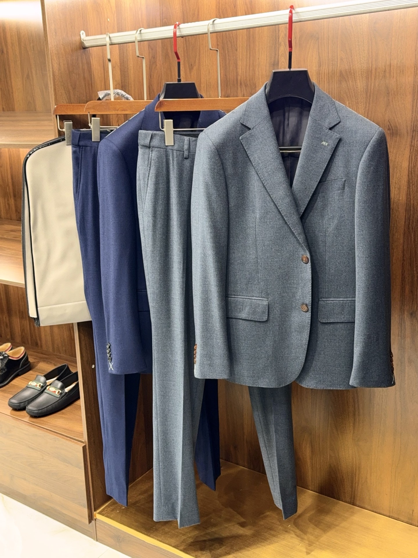 NO:638716,[Winter essentials for business people!  Imported brushed wool fabric is warm and drapey, commuting lapel design suit, imported brushed wool commuting suit  The brushed wool fabric imported from Italy is selected, with a high fiber density standard. The rare natural material has its own constant temperature and warmth locking properties. It can still maintain decent warmth without a heavy inner layer during cold winter commuting. The delicate brushed texture on the surface hides a high-end texture. It feels soft and skin-friendly yet stiff. The drape feeling runs through every line of the body. There is no wrinkle accumulation when walking, and it still looks neat and stylish when sitting for a long time.  The classic notch lapel design follows the golden proportion of business attire, the narrow shoulder tailoring modifies the shoulder line outline, the waist dividing line is integrated into the three-dimensional tailoring process, and 38 hand-stitched details hide ingenuity - the collar lining is designed with an adjustable flap, the cuffs are hand-embedded with 4 natural horn buttons, and the inner invisible pocket is matched with silk binding. Every detail highlights the high-end texture.  The two classic colors of dark gray and navy blue are suitable for business needs in various scenarios, and can be easily handled from daily commuting to formal meetings. The breathable properties of natural wool fabrics and the thermal insulation advantages of sanding technology combine comfort and style, so that business men do not need to compromise between temperature and appearance in winter, becoming an indispensable high-end commuting tool in the wardrobe. M-3XL, men's clothing, business suit, real silk, gold, alexander wang19860909【商务人士冬季必备品！进口磨毛羊毛面料保暖又有垂感通勤平驳领设计套装,进口磨毛羊毛通勤西装套装 甄选意大利进口磨毛羊毛面料,纤维密度高支标准,稀缺天然材质自带恒温锁暖属性,寒冬通勤无需厚重内搭仍能保持体面暖意.表面细腻磨毛肌理暗藏高级质感,触感软糯亲肤却不失挺括,垂坠感贯穿衣身每一处线条,行走间无褶皱堆积,久坐起身依旧利落有型. 经典平驳领设计遵循商务着装黄金比例,窄肩剪裁修饰肩线轮廓,腰部分割线融入立体剪裁工艺,38道手工缝制细节暗藏匠心——领衬采用可调节活片设计,袖口4粒天然牛角扣手工镶嵌,内里隐形口袋搭配真丝包边,每一处细节都彰显高端质感. 深灰、藏青两款经典色系适配多场景商务需求,从日常通勤到正式会议皆能从容应对.天然羊毛面料的透气属性搭配磨毛工艺的保暖优势,兼顾舒适与格调,让商务男士在冬季无需在温度与体面间妥协,成为衣橱中不可或缺的高端通勤利器.M-3XL,男装,business suit,real silk,gold,alexander wang,Women's clothing